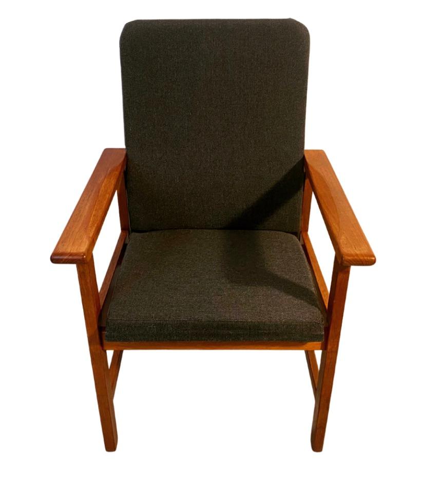 Simple and beautiful Danish mid-century lounge chair in solid teak upholstered with wool.

Made by Danish furniture manufacturer in the 1960s. Very good sitting comfort.

Gently restored to highest standard.


NielsenClassics delivers the absolute