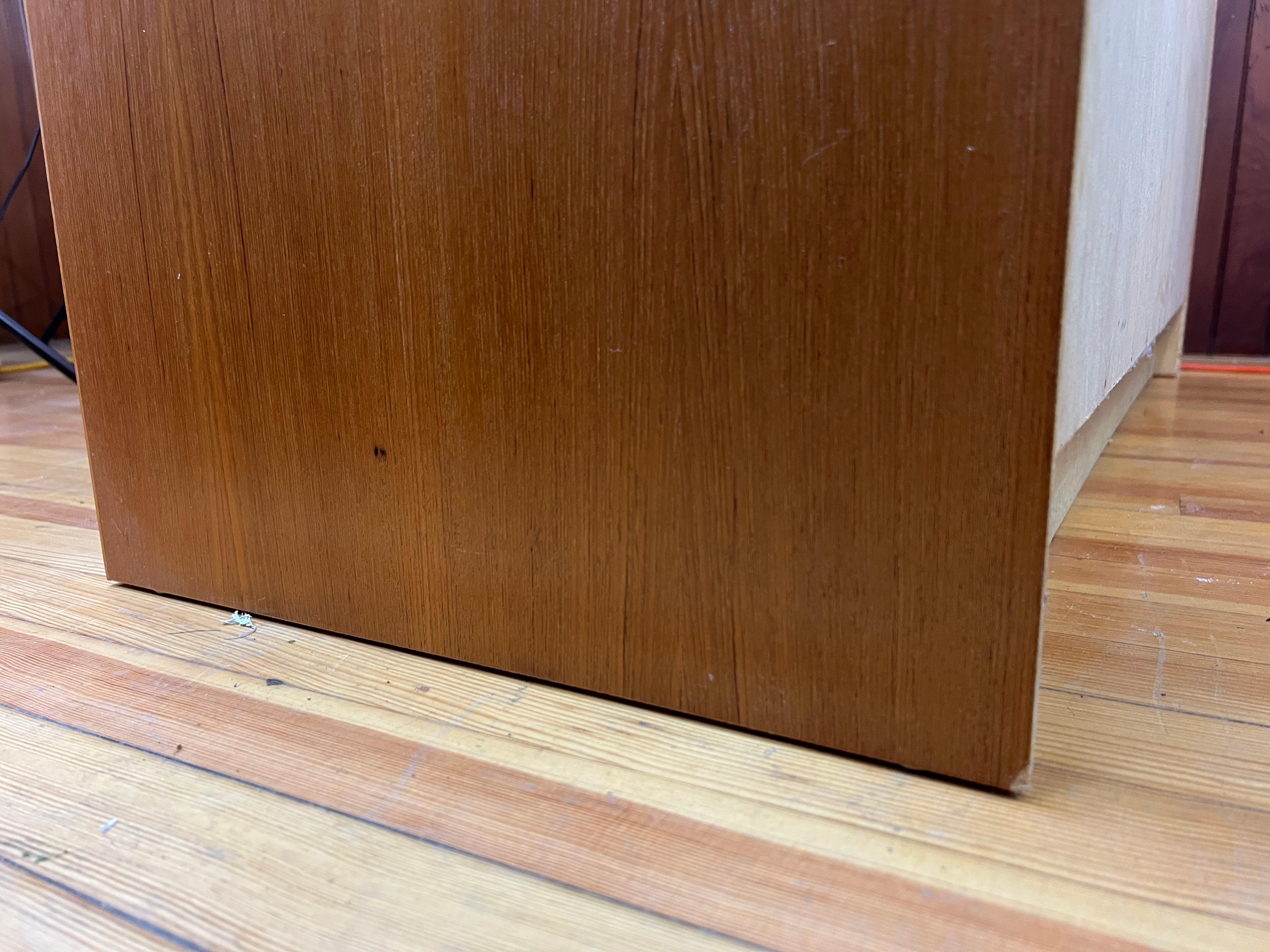 Armoire haute en teck danoise du milieu du siècle en vente 2