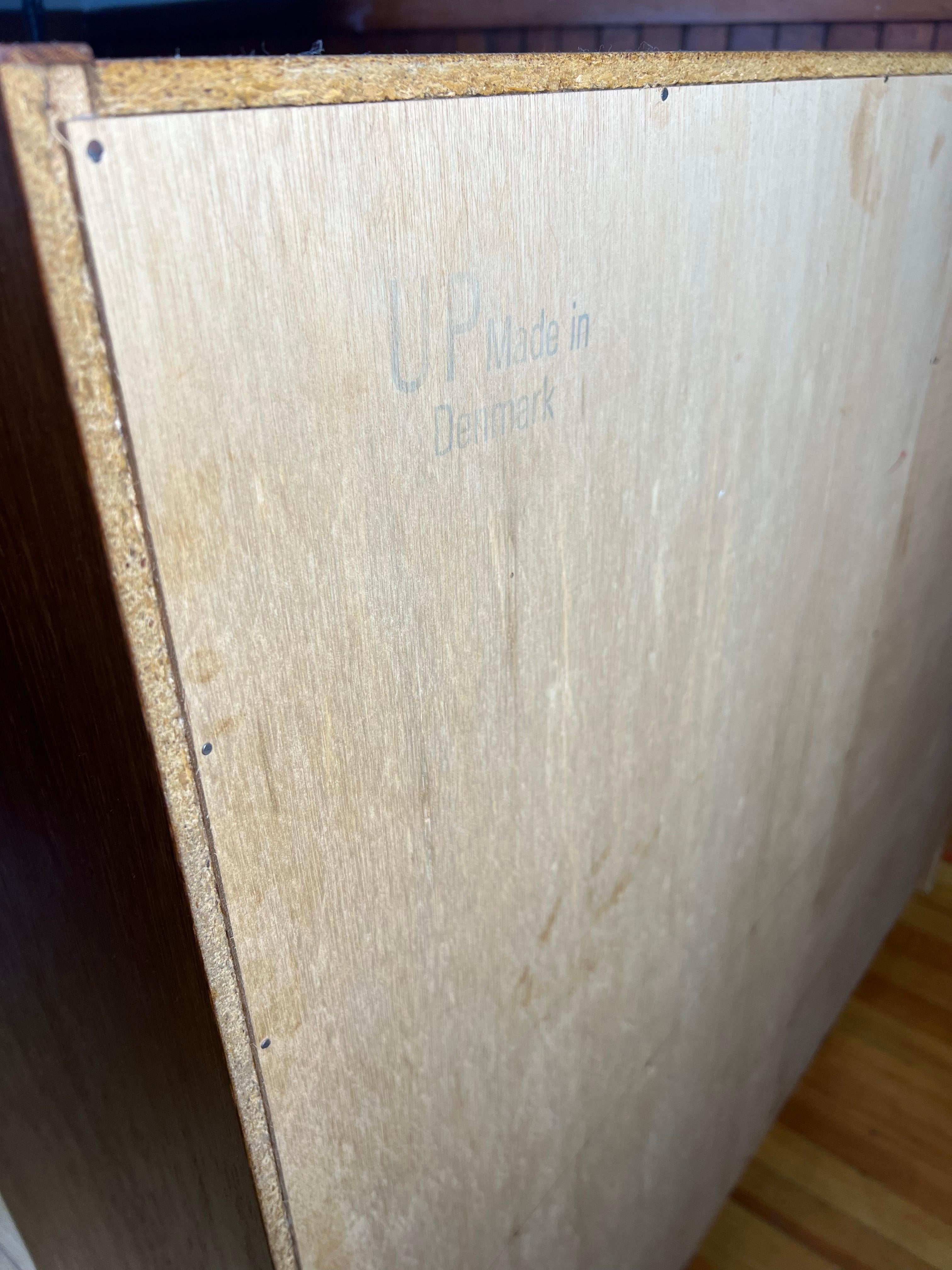 Armoire haute en teck danoise du milieu du siècle en vente 3