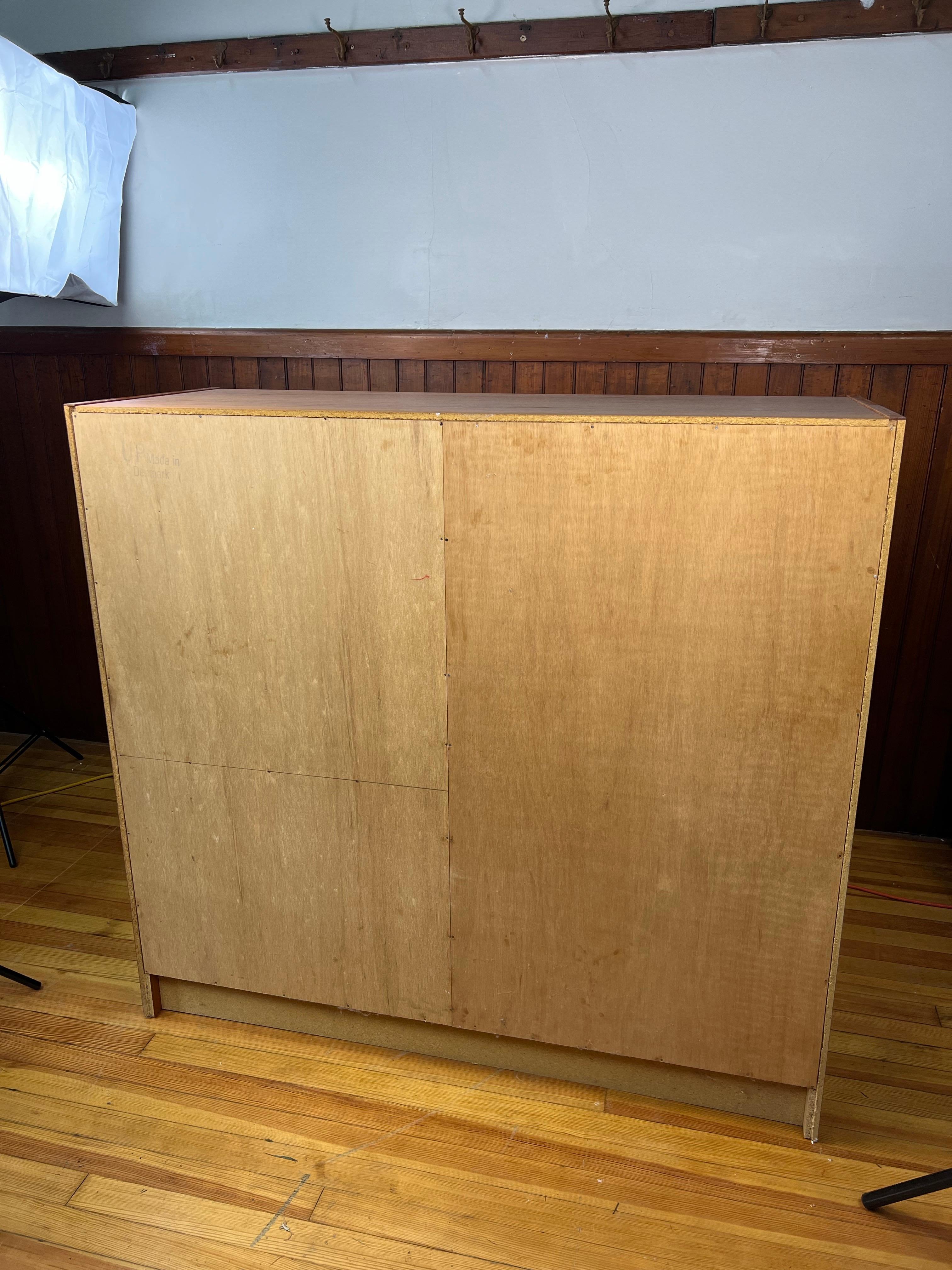 Mid-Century Modern Armoire haute en teck danoise du milieu du siècle en vente