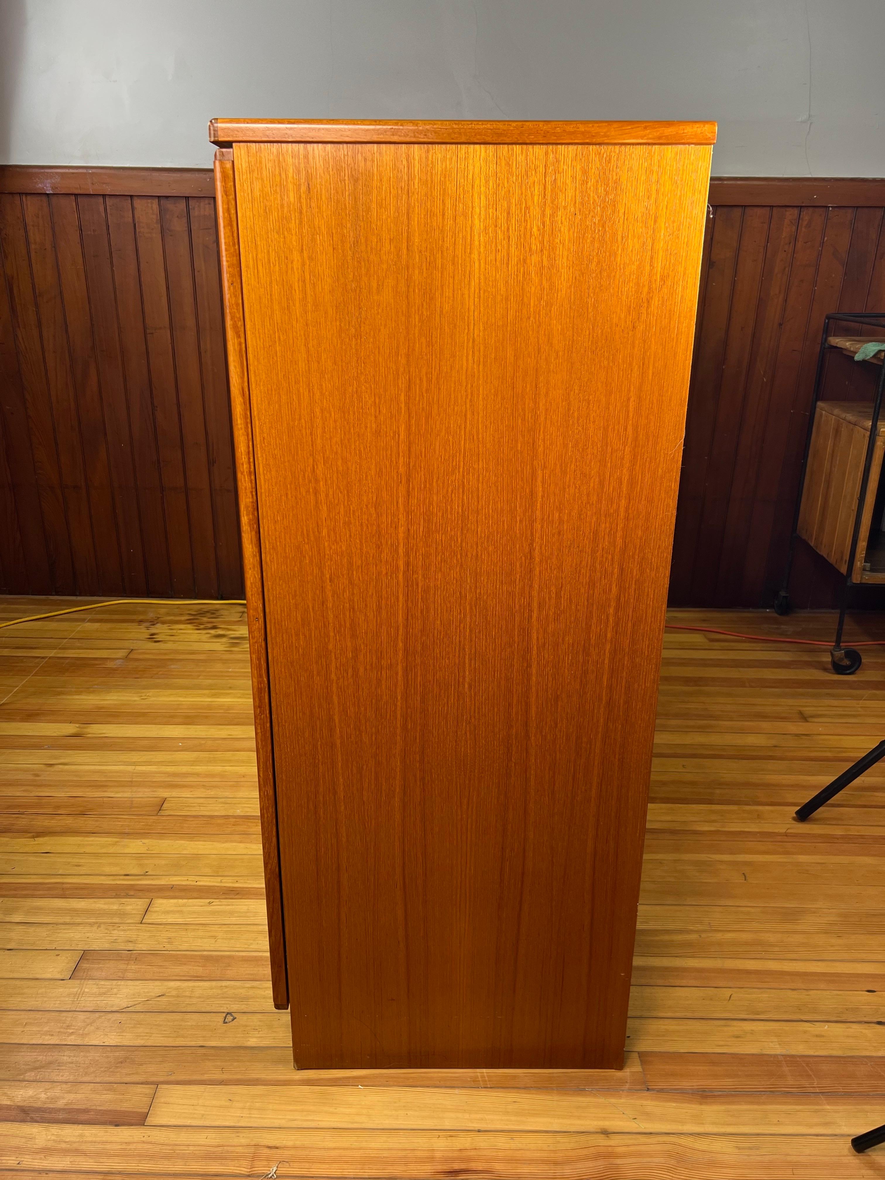 Mid-Century moderno Armadio Highboy in teak danese del metà del secolo scorso in vendita