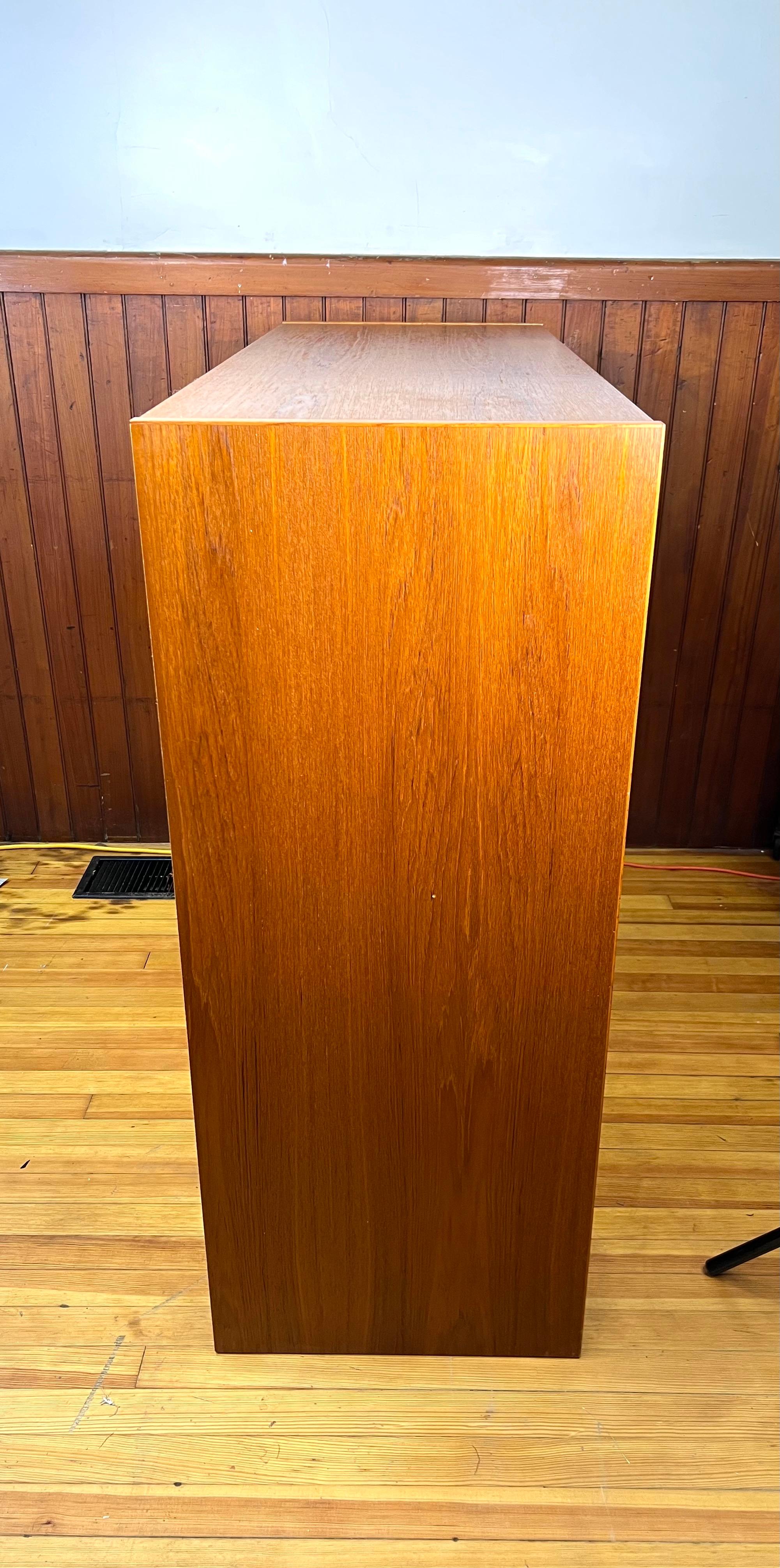 Danois Armoire haute en teck danoise du milieu du siècle en vente