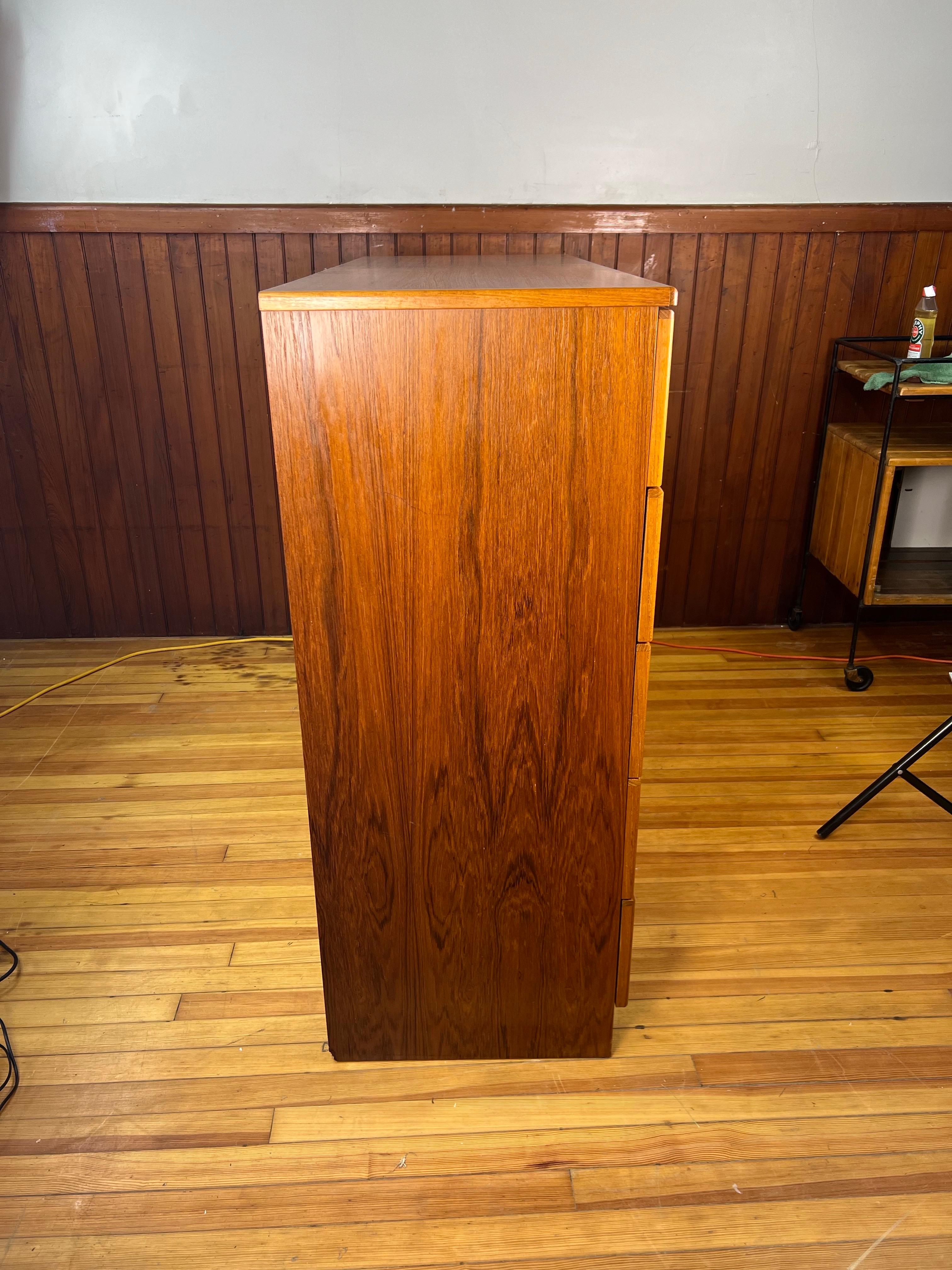 Danese Armadio Highboy in teak danese del metà del secolo scorso in vendita