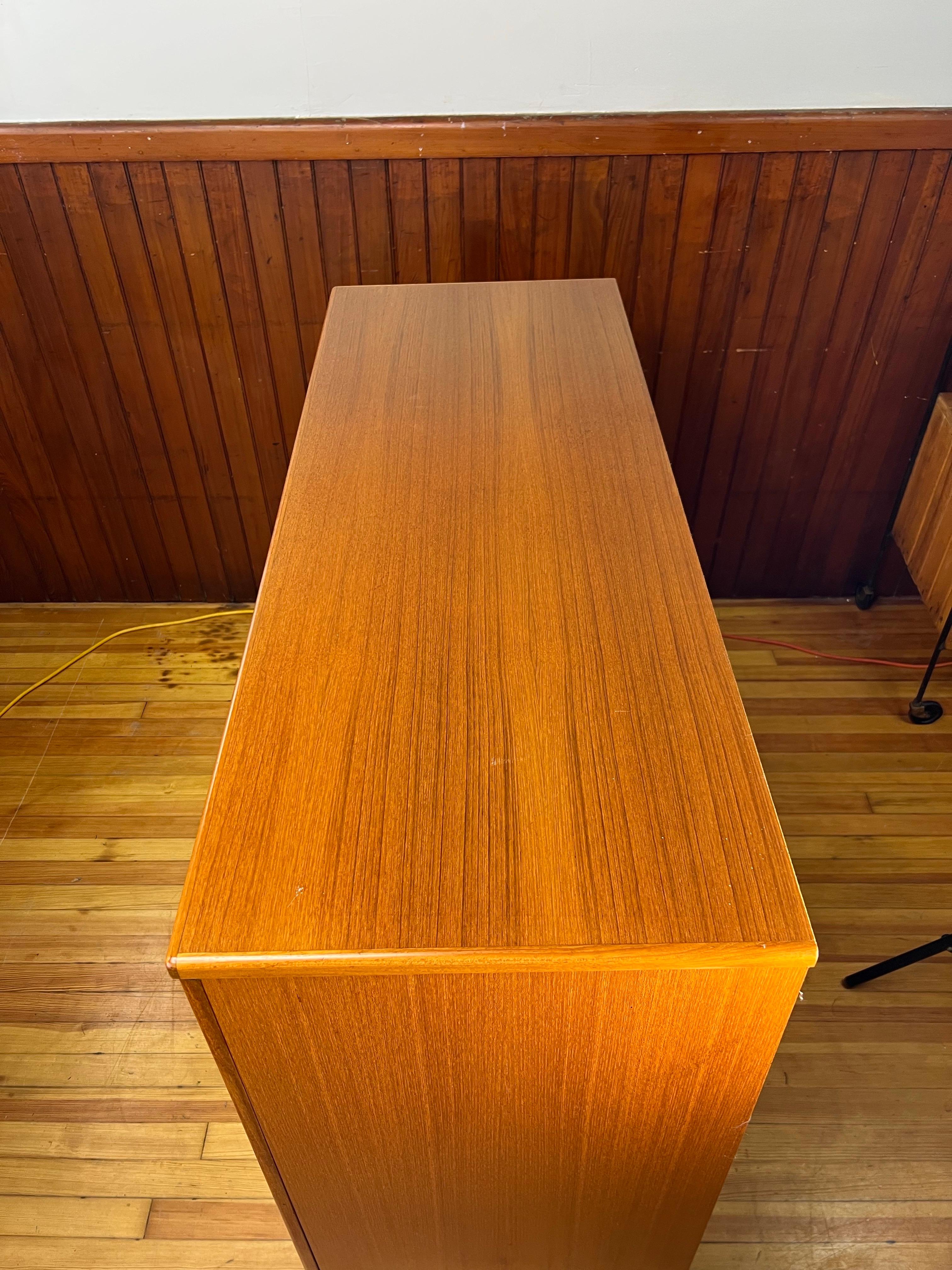 Impiallacciato Armadio Highboy in teak danese del metà del secolo scorso in vendita