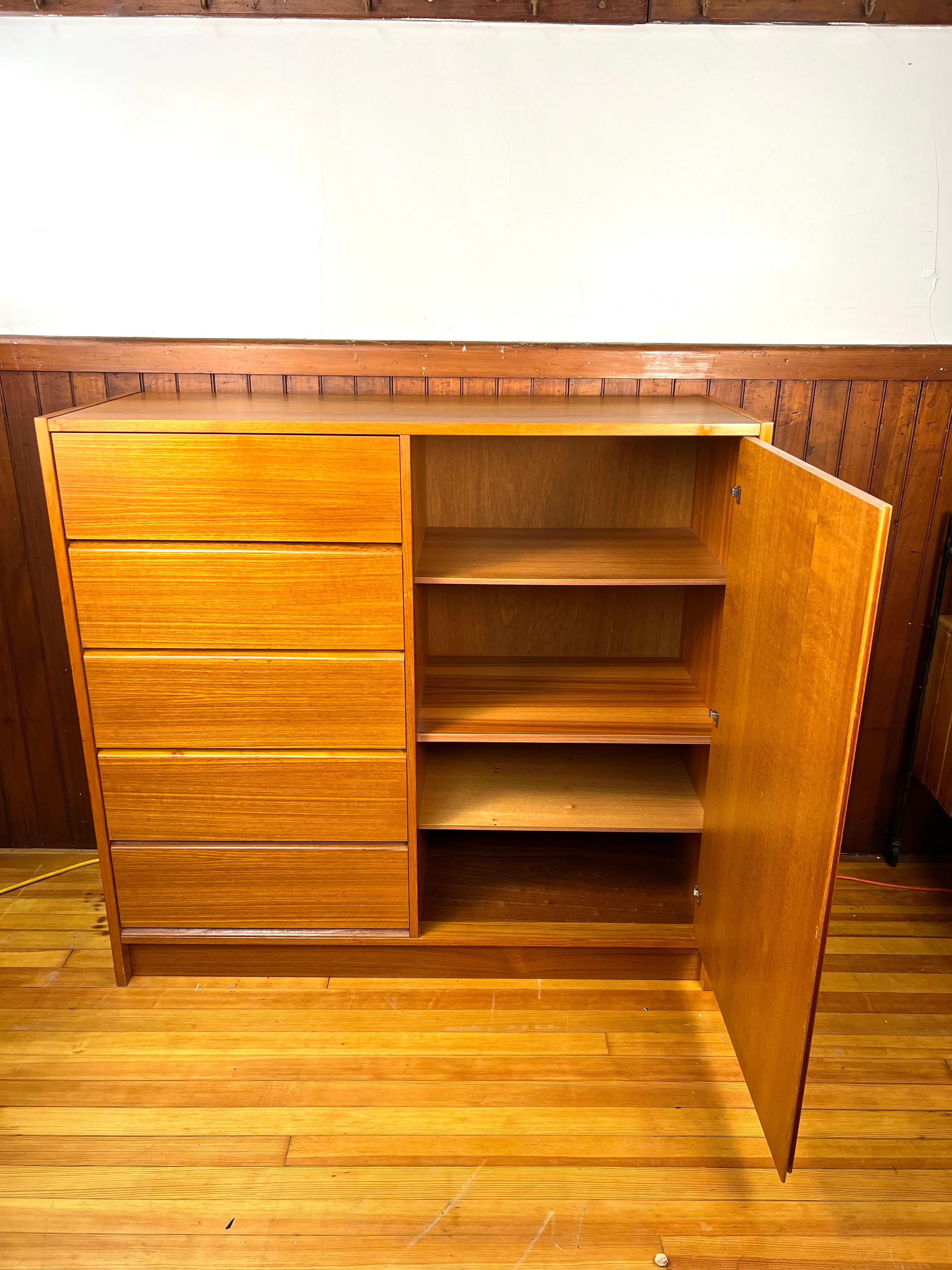 Armoire haute en teck danoise du milieu du siècle Bon état - En vente à Esperance, NY