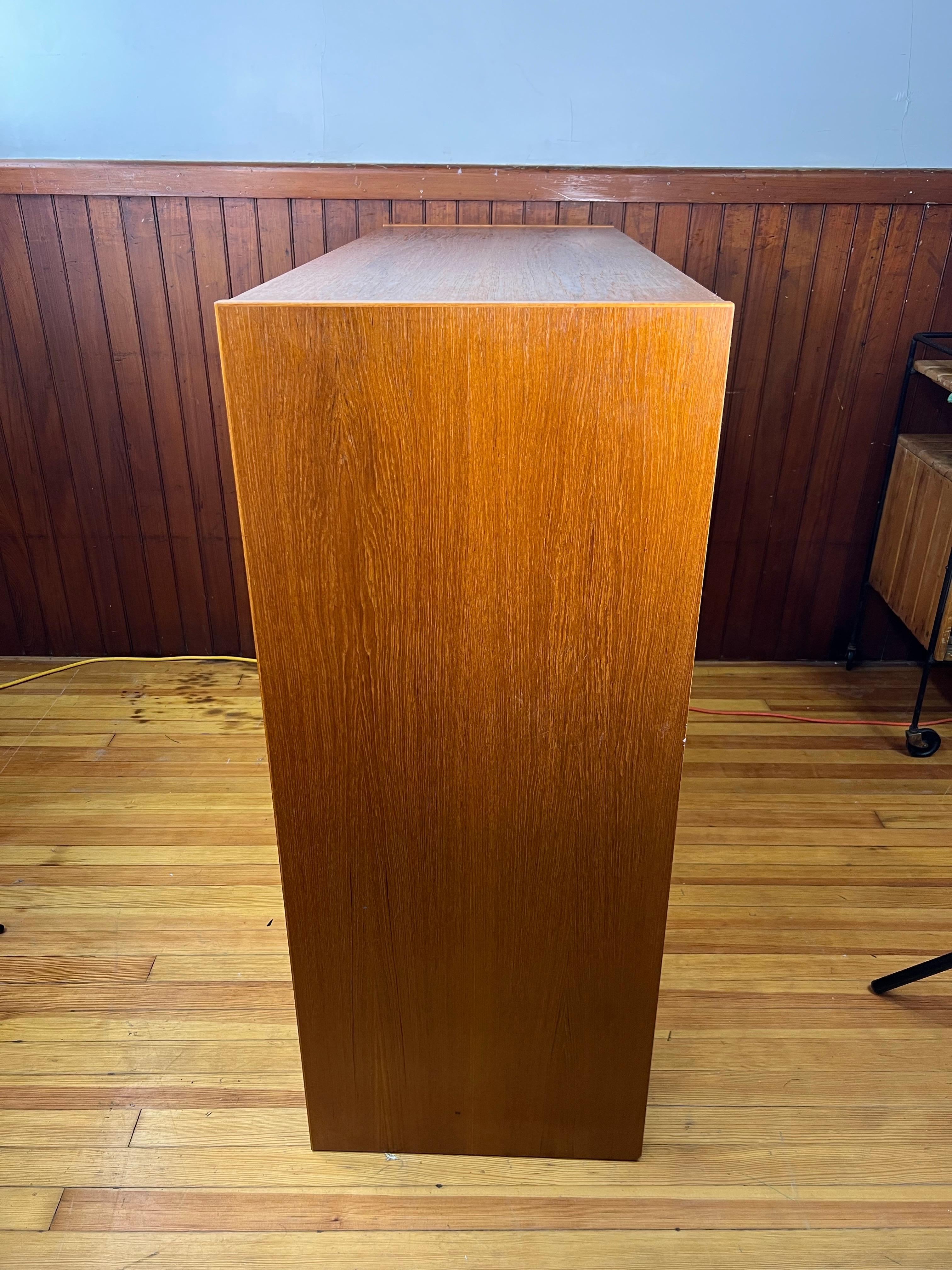 Milieu du XXe siècle Armoire haute en teck danoise du milieu du siècle en vente