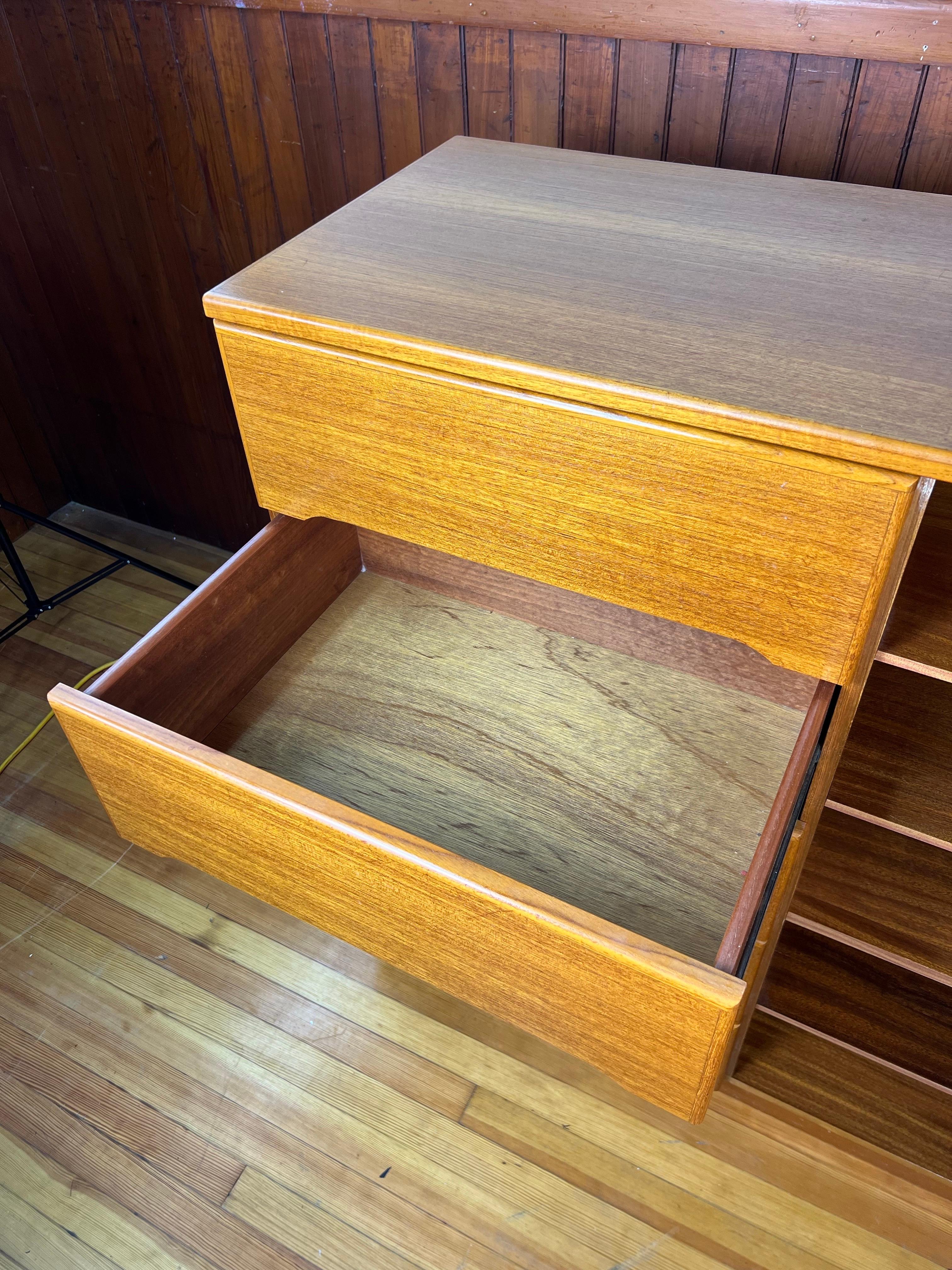 Metà XX secolo Armadio Highboy in teak danese del metà del secolo scorso in vendita