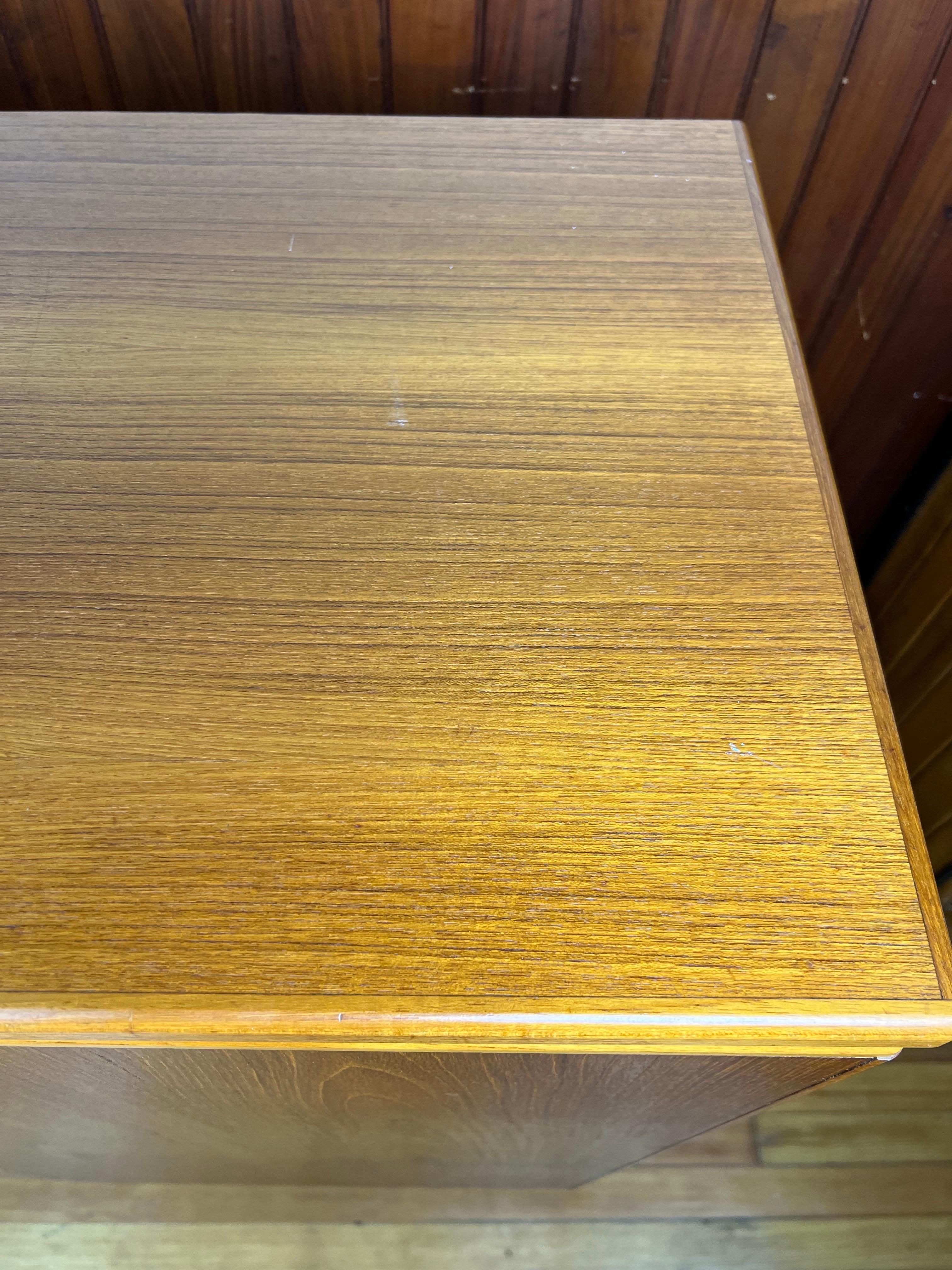 Armadio Highboy in teak danese del metà del secolo scorso in vendita 1