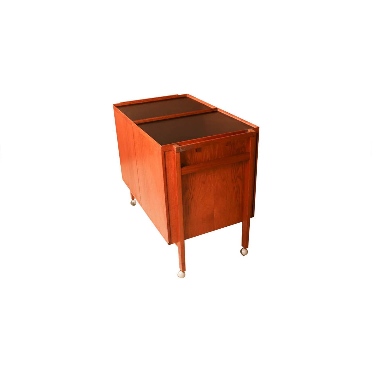 Scandinave moderne Chariot de bar danois en teck du milieu du siècle dernier par Niels Erik Glasdam Jensen