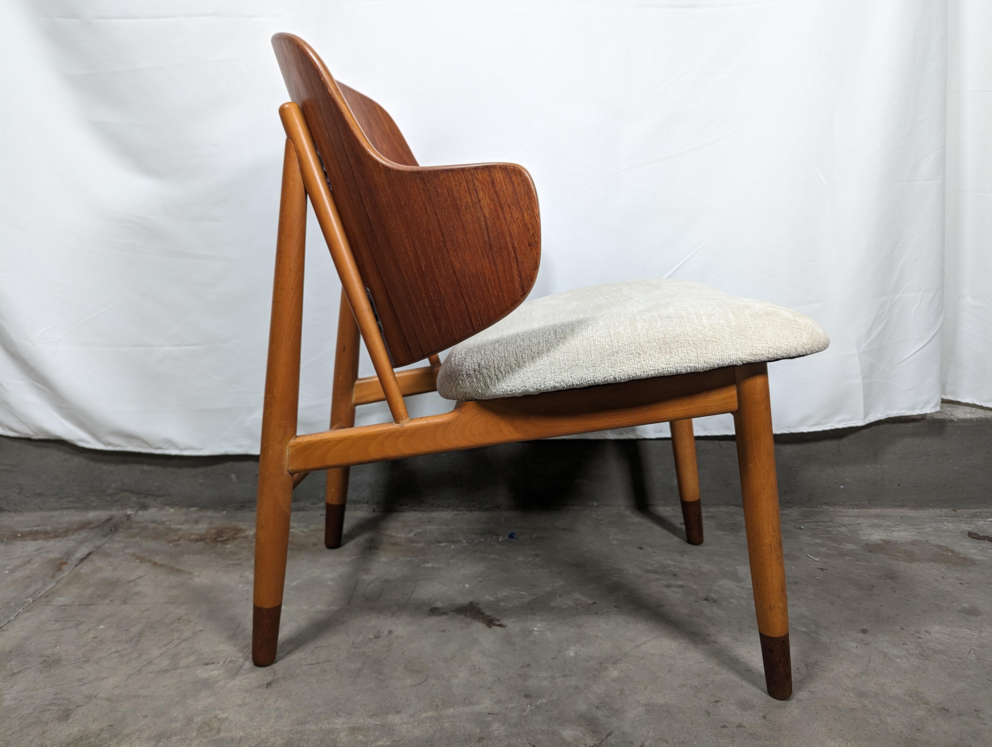 Dänischer Pinguin-Stuhl aus Teak- und Buchenholz aus der Mitte des Jahrhunderts von Ib Kofod-Larsen, um 1950 (Stoff) im Angebot