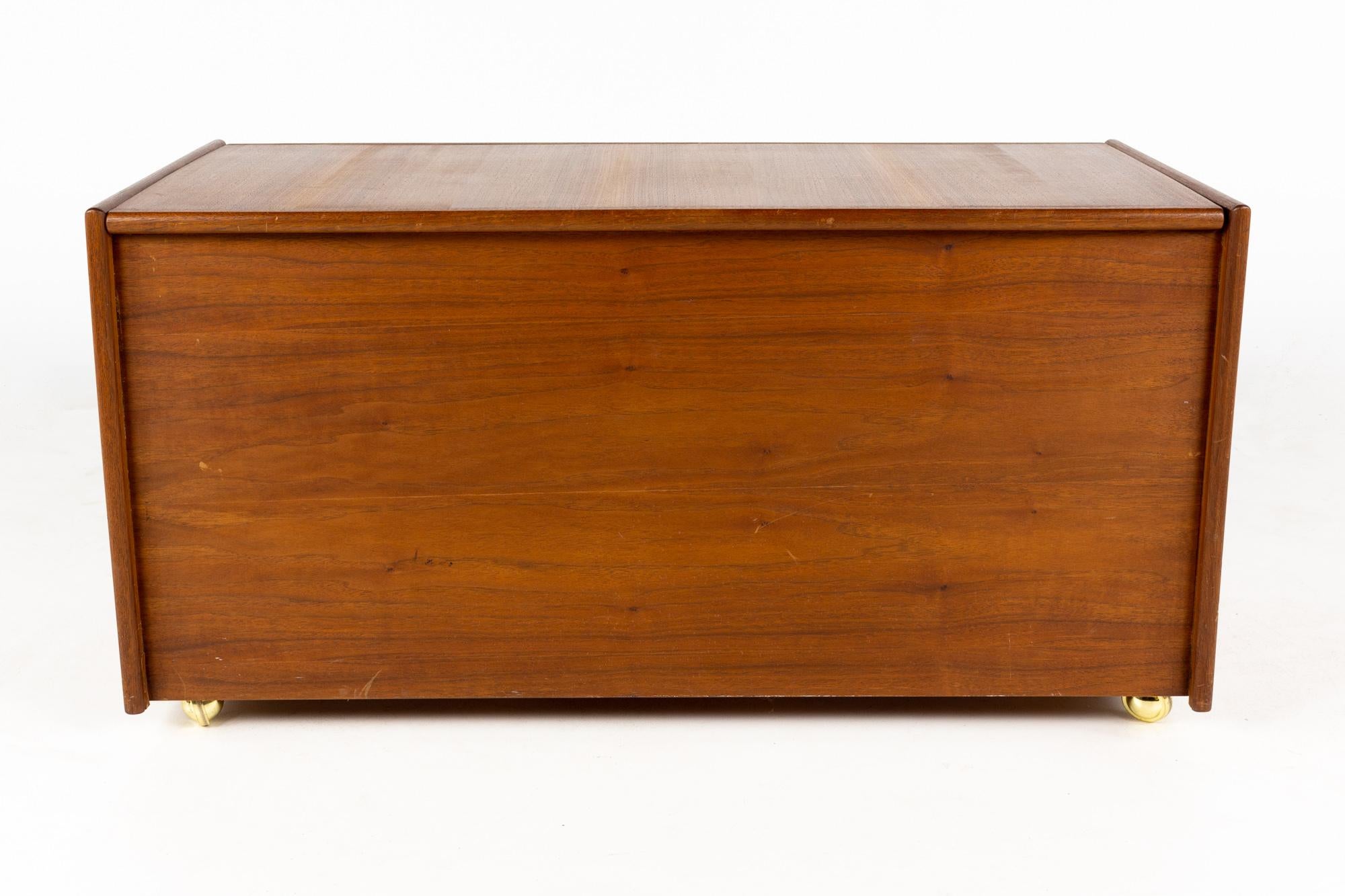 Mid century Danish teak blanket storage chest on wheels.

This chest measures: 41 wide x 19.5 deep x 21 inches high.

All pieces of furniture can be had in what we call restored vintage condition. That means the piece is restored upon purchase