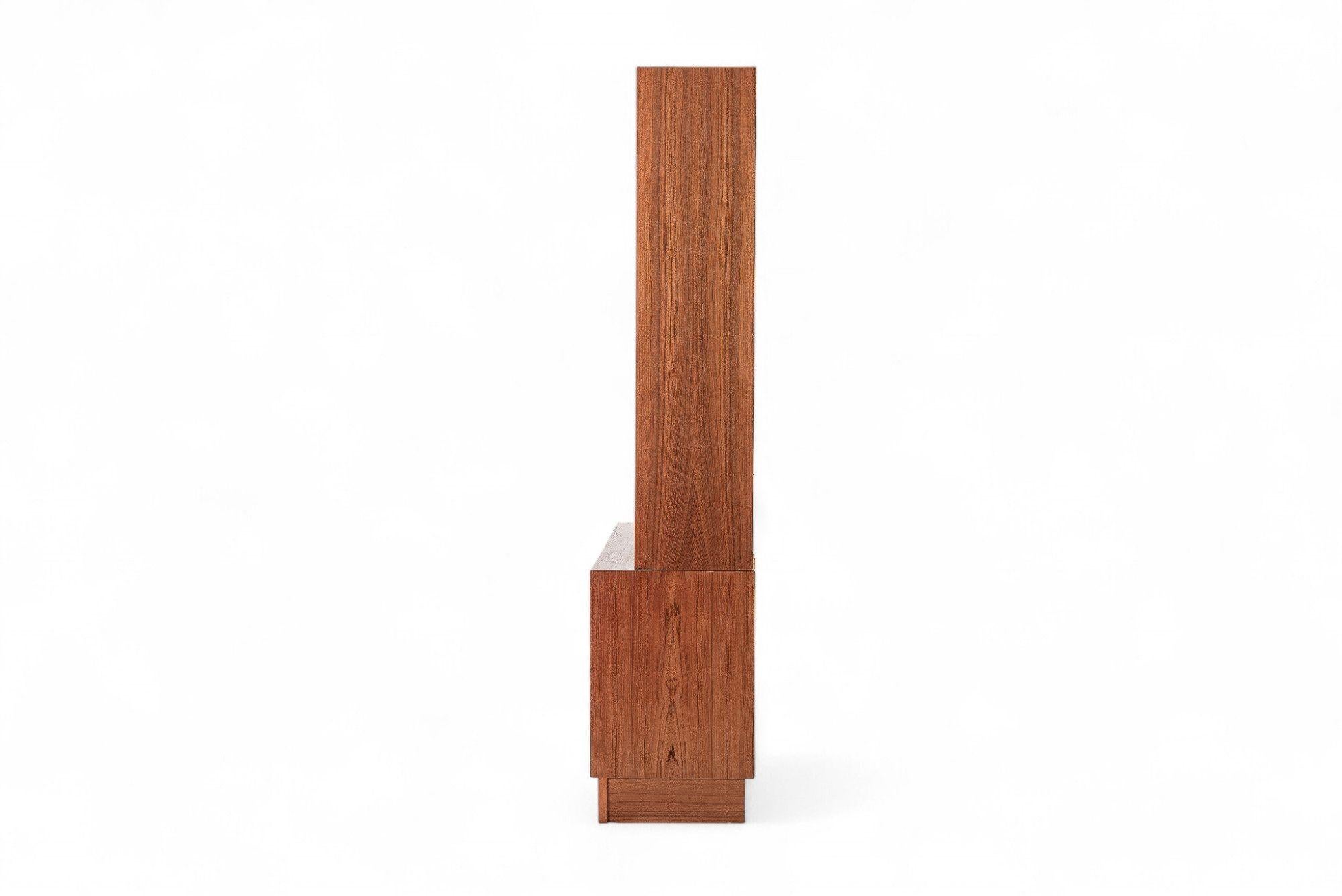 Mid Century Danish Teak Bücherregal, 2 passende Schränke verfügbar im Angebot 5