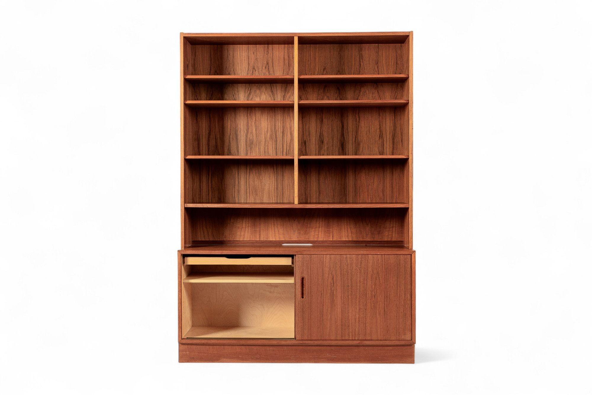 Dieses zweiteilige dänische Bücherregal aus Teakholz aus der Mitte des Jahrhunderts, entworfen von Poul Hundevad für Hundevad & Co., wurde um 1970 in Dänemark hergestellt. Das minimalistische, skandinavisch-moderne Design zeichnet sich durch klare,