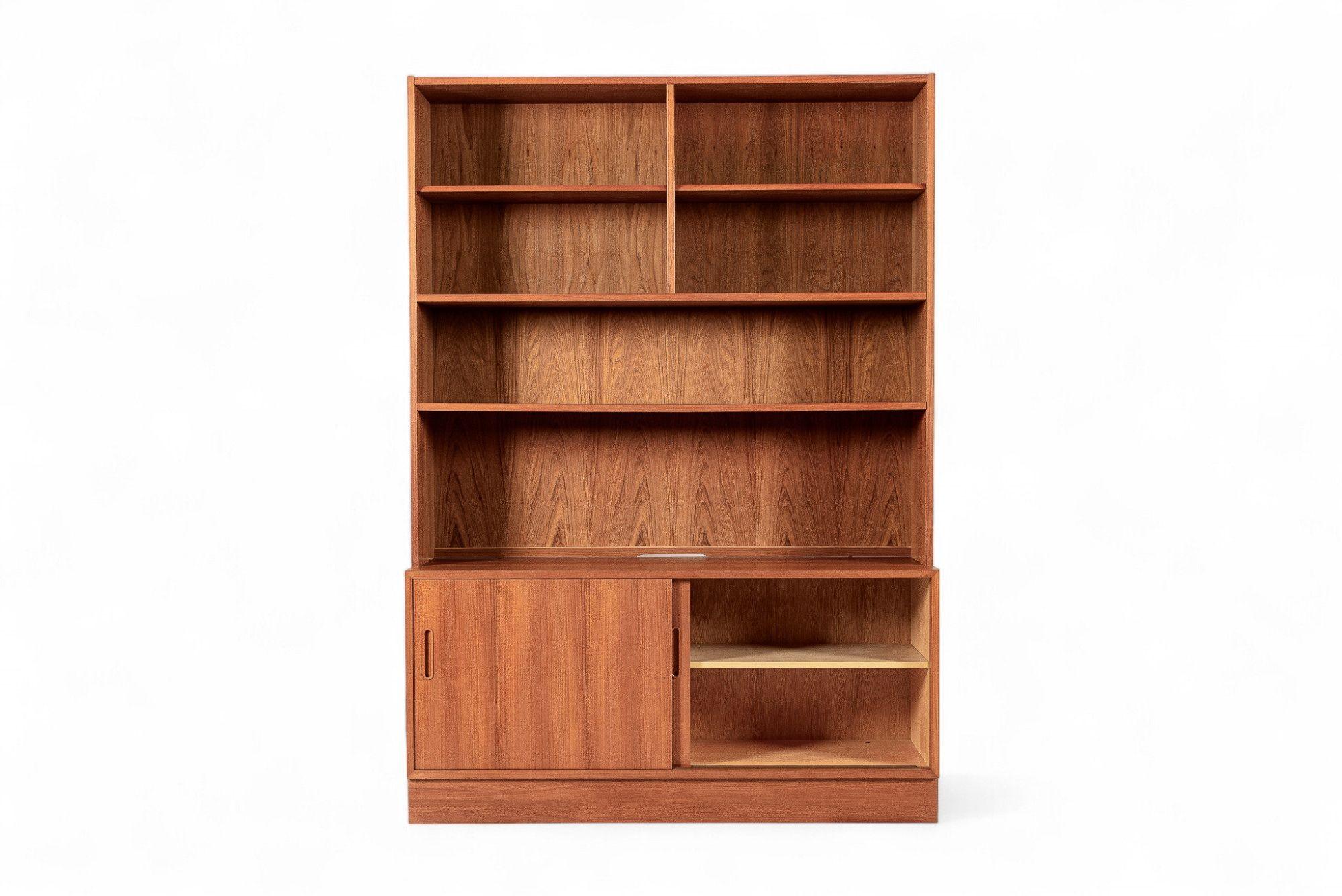 Librería danesa de teca de mediados de siglo, 2 armarios a juego disponibles Moderno de mediados de siglo en venta