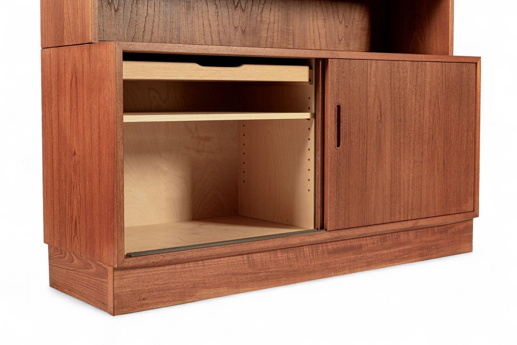 Mid Century Danish Teak Bücherregal, 2 passende Schränke verfügbar (Dänisch) im Angebot
