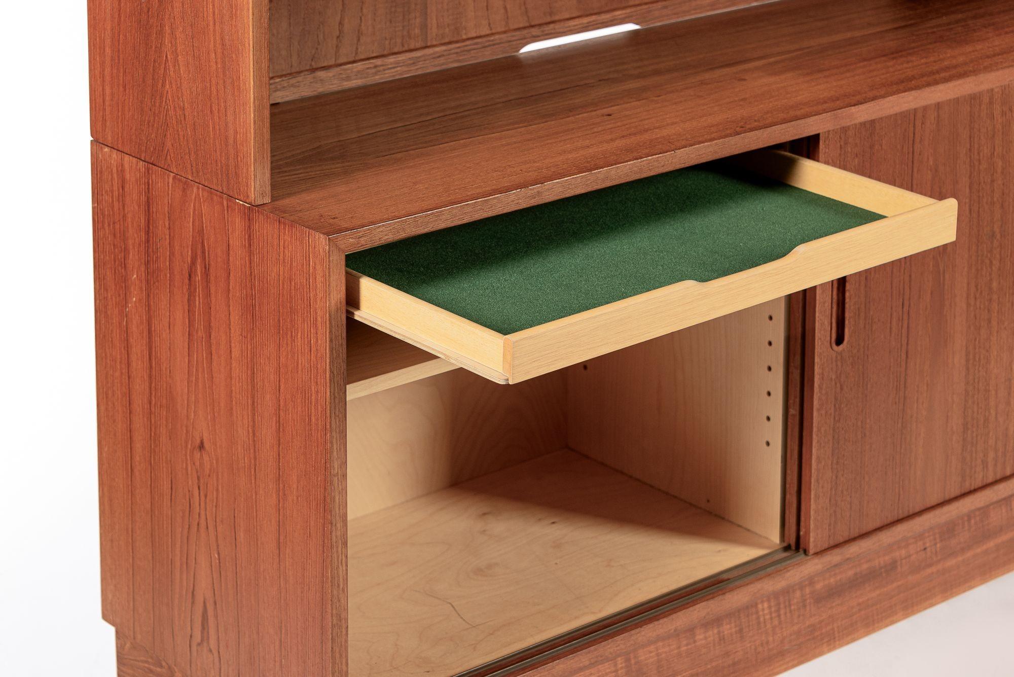 Mid Century Danish Teak Bücherregal, 2 passende Schränke verfügbar im Zustand „Gut“ im Angebot in Detroit, MI