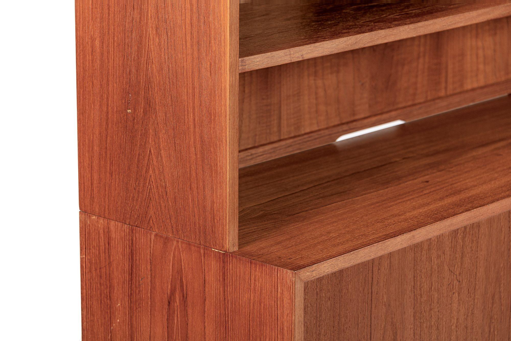 Mid Century Danish Teak Bücherregal, 2 passende Schränke verfügbar (Ende des 20. Jahrhunderts) im Angebot