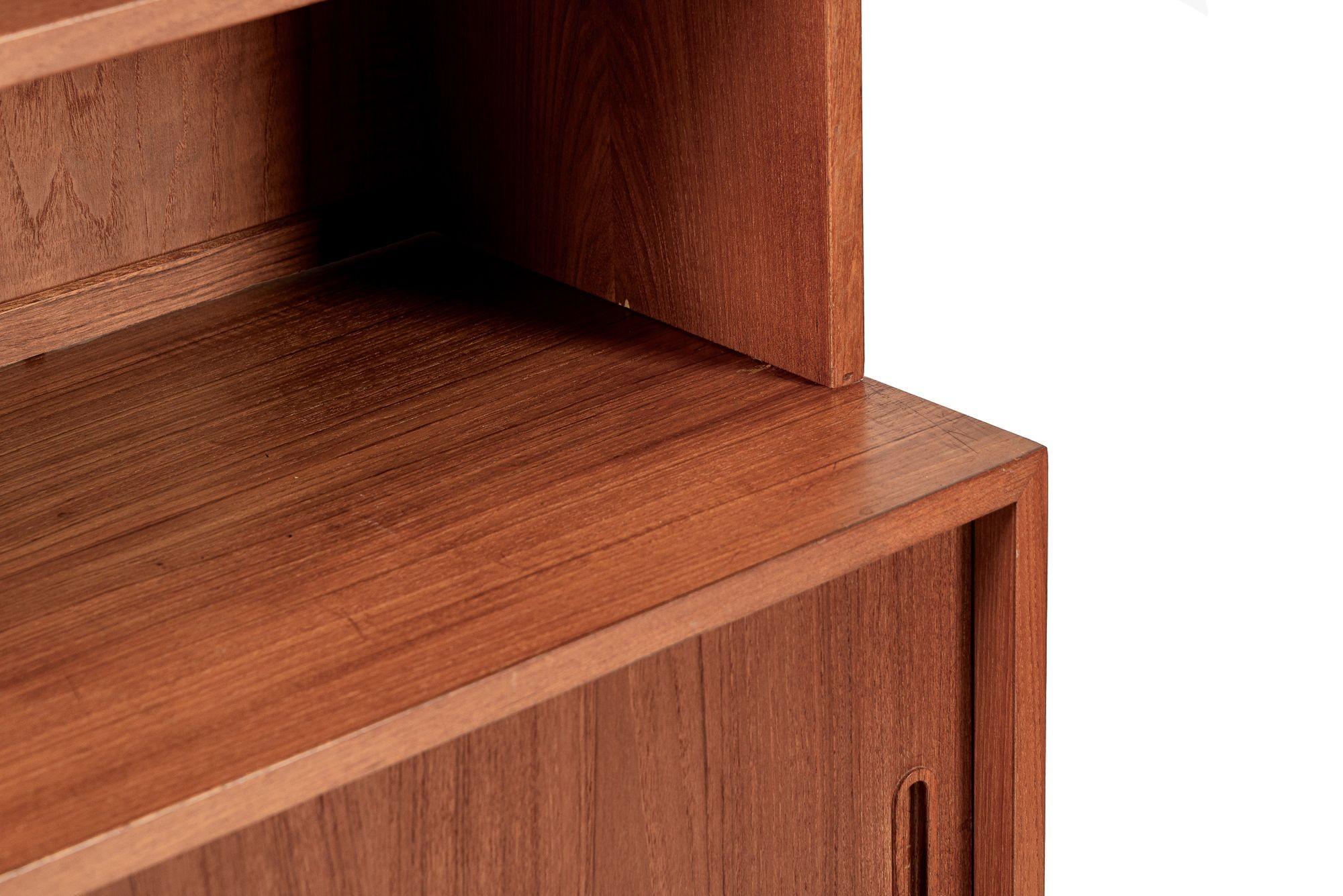Mid Century Danish Teak Bücherregal, 2 passende Schränke verfügbar (Holz) im Angebot