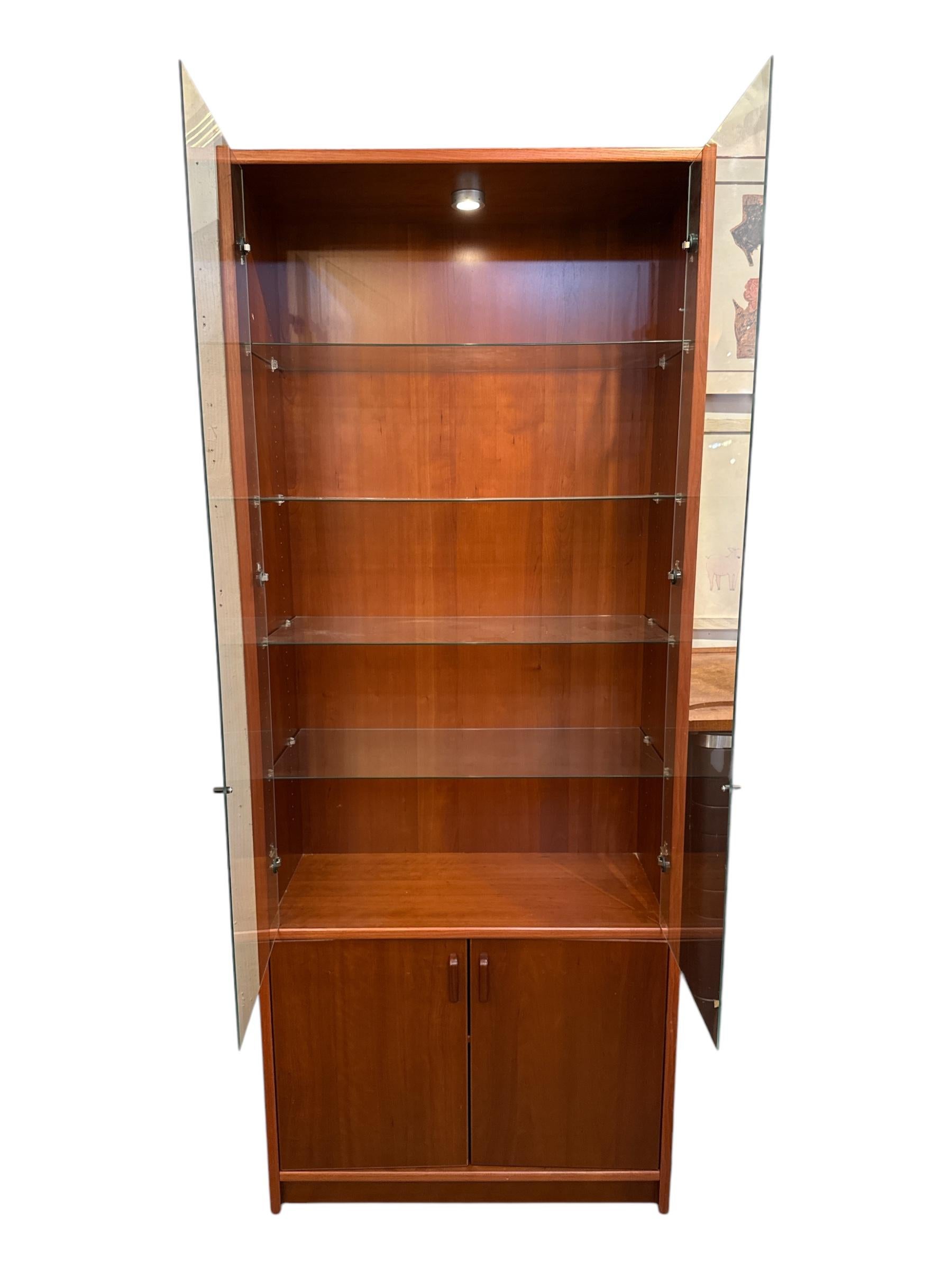 Esempio di design moderno danese, questa vetrina in teak della metà del secolo scorso è caratterizzata da cinque sezioni di libreria modulari che combinano forma e funzione con uno stile senza tempo. Realizzata in ricco e caldo legno di teak, ogni