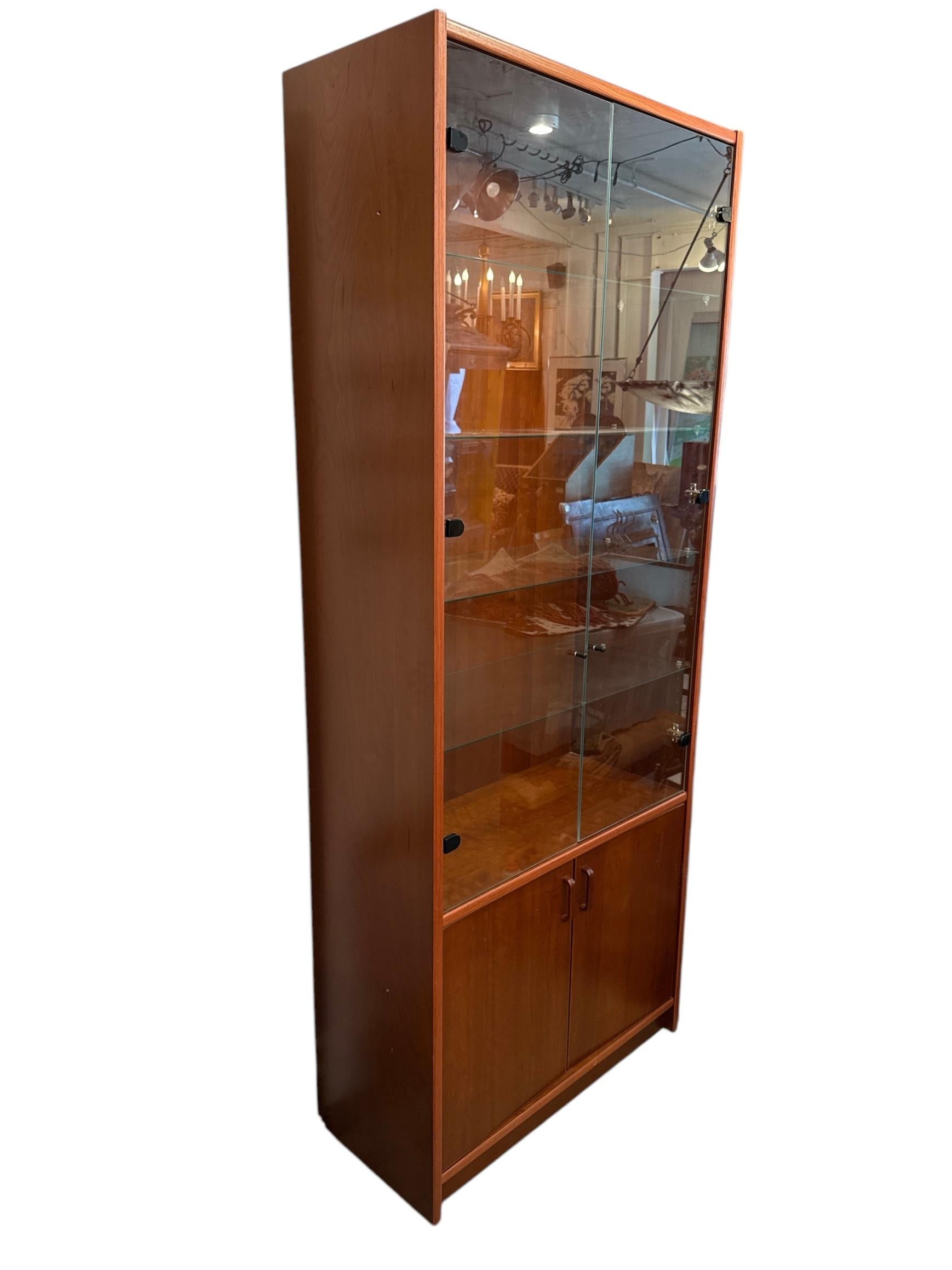 Danese Vetrina libreria in teak danese del metà secolo con luce in vendita