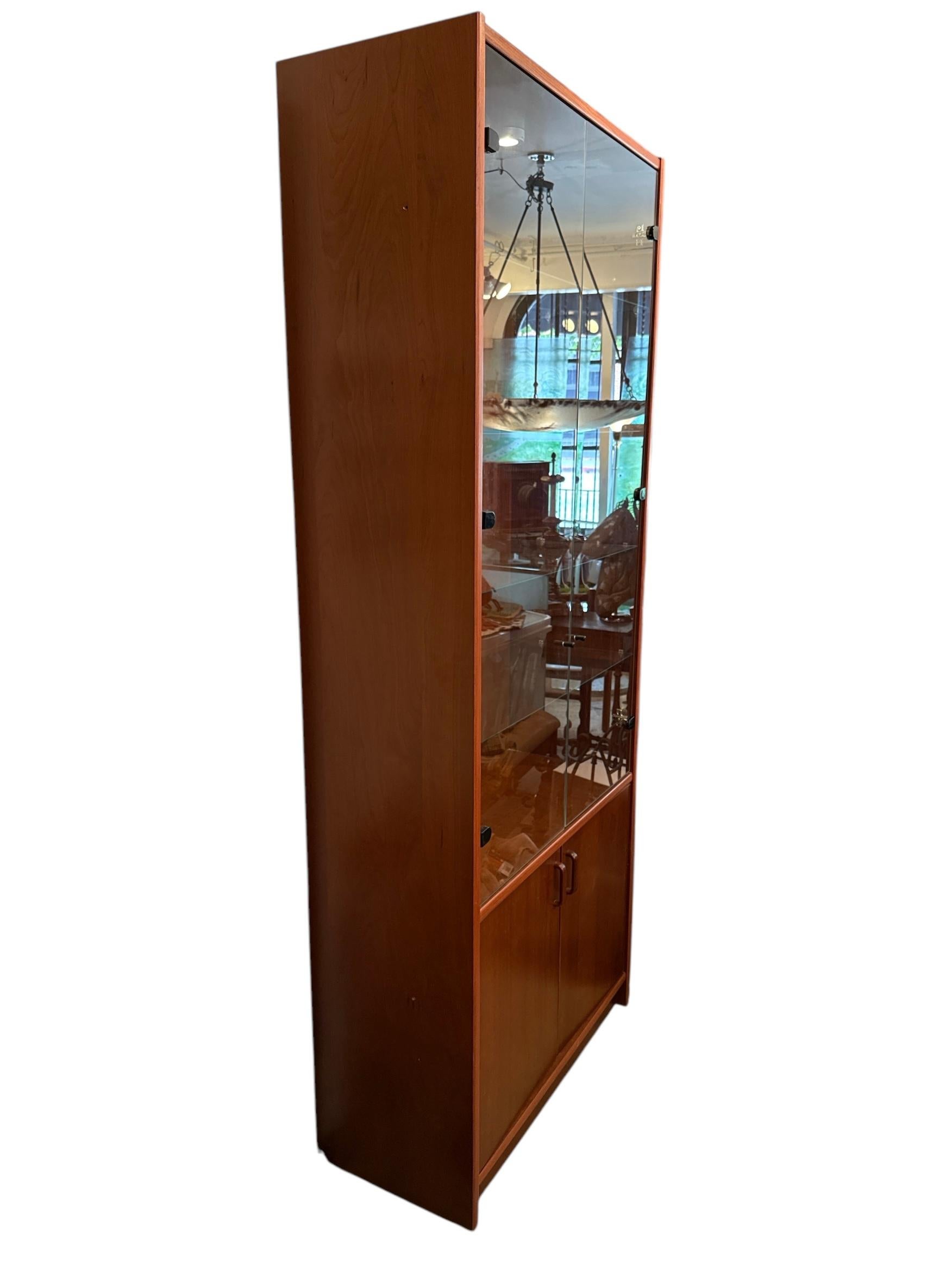 Vetrina libreria in teak danese del metà secolo con luce In condizioni buone in vendita a Pasadena, CA