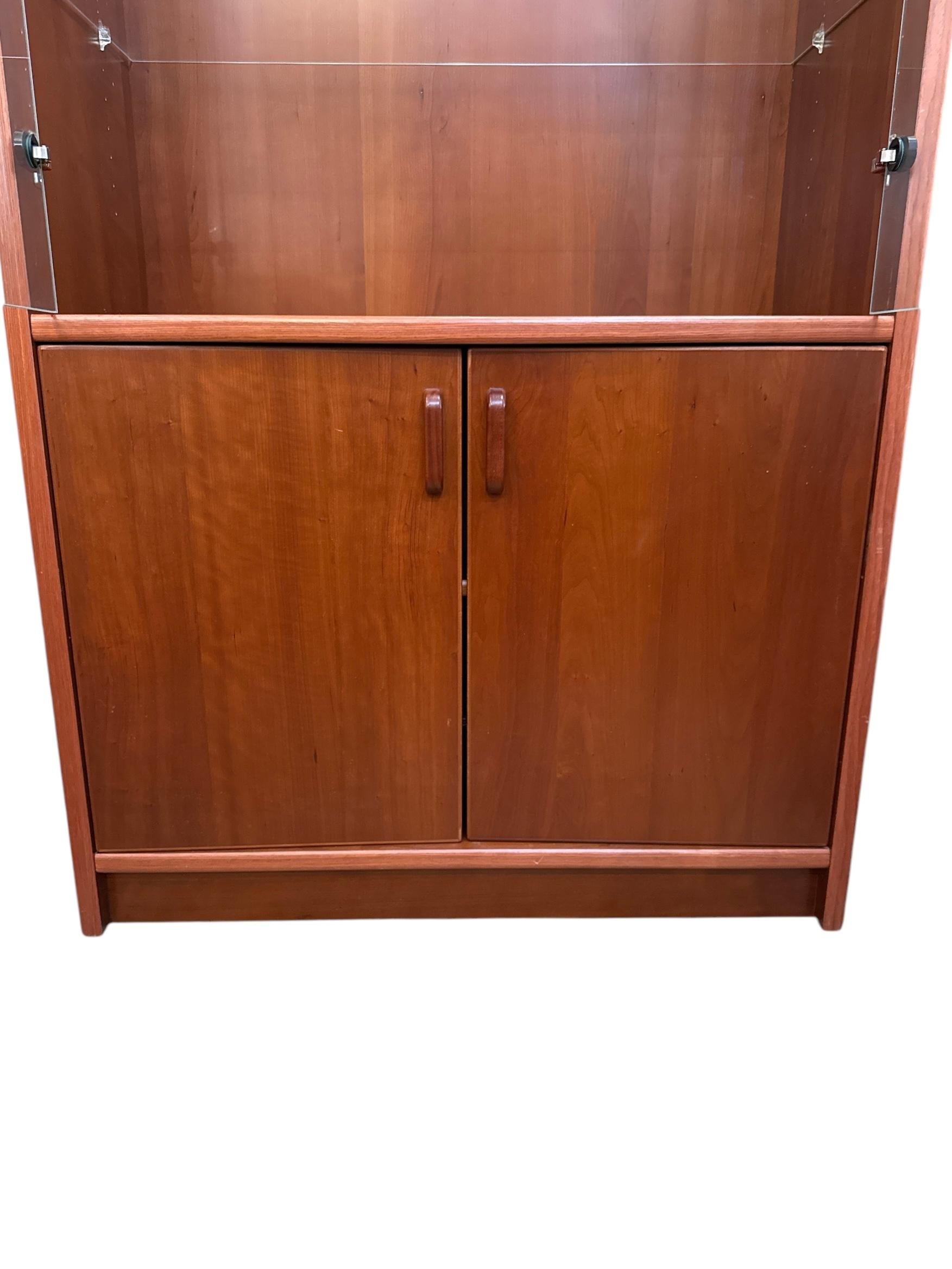 XX secolo Vetrina libreria in teak danese del metà secolo con luce in vendita
