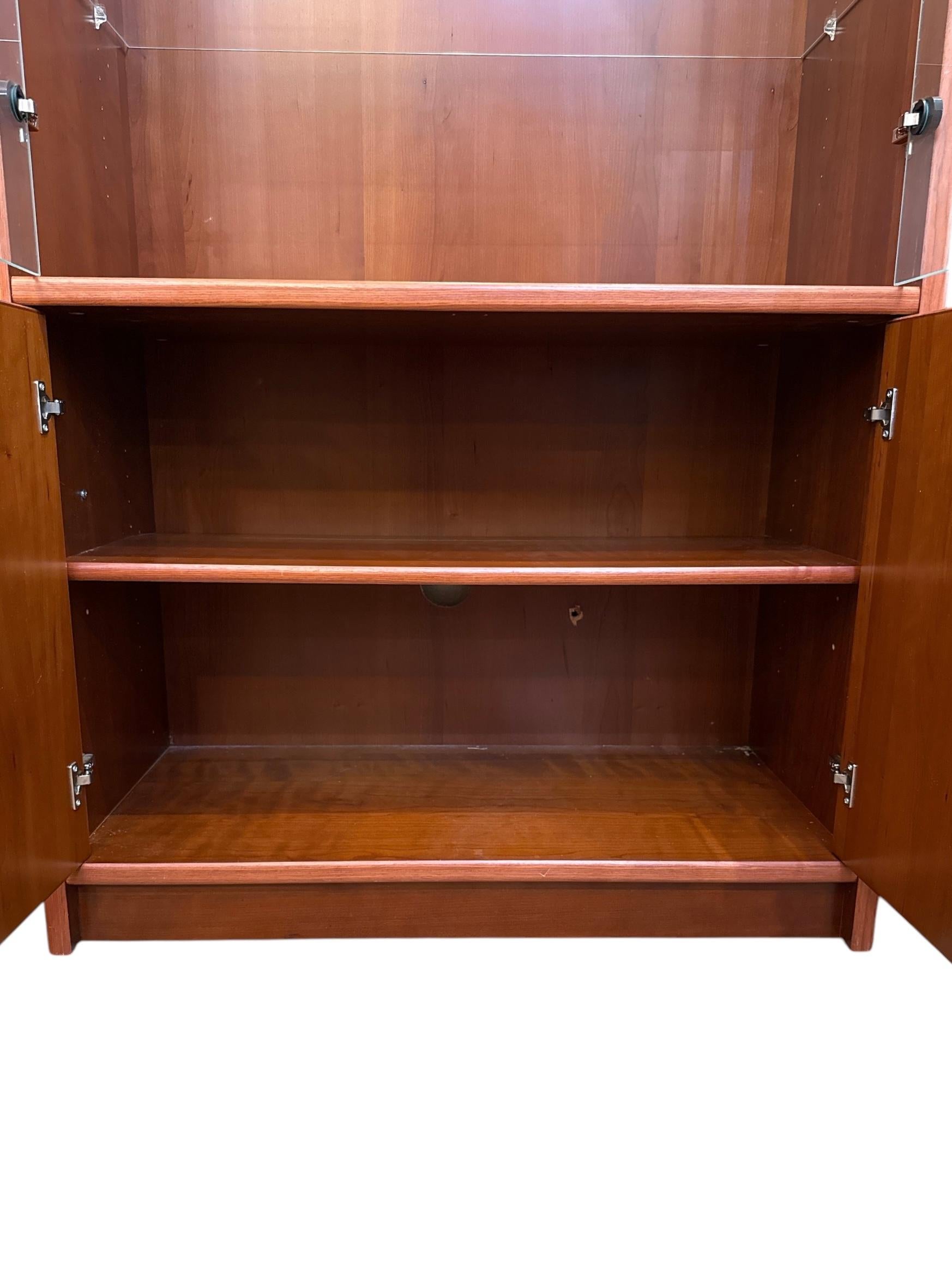 Teak Vetrina libreria in teak danese del metà secolo con luce in vendita