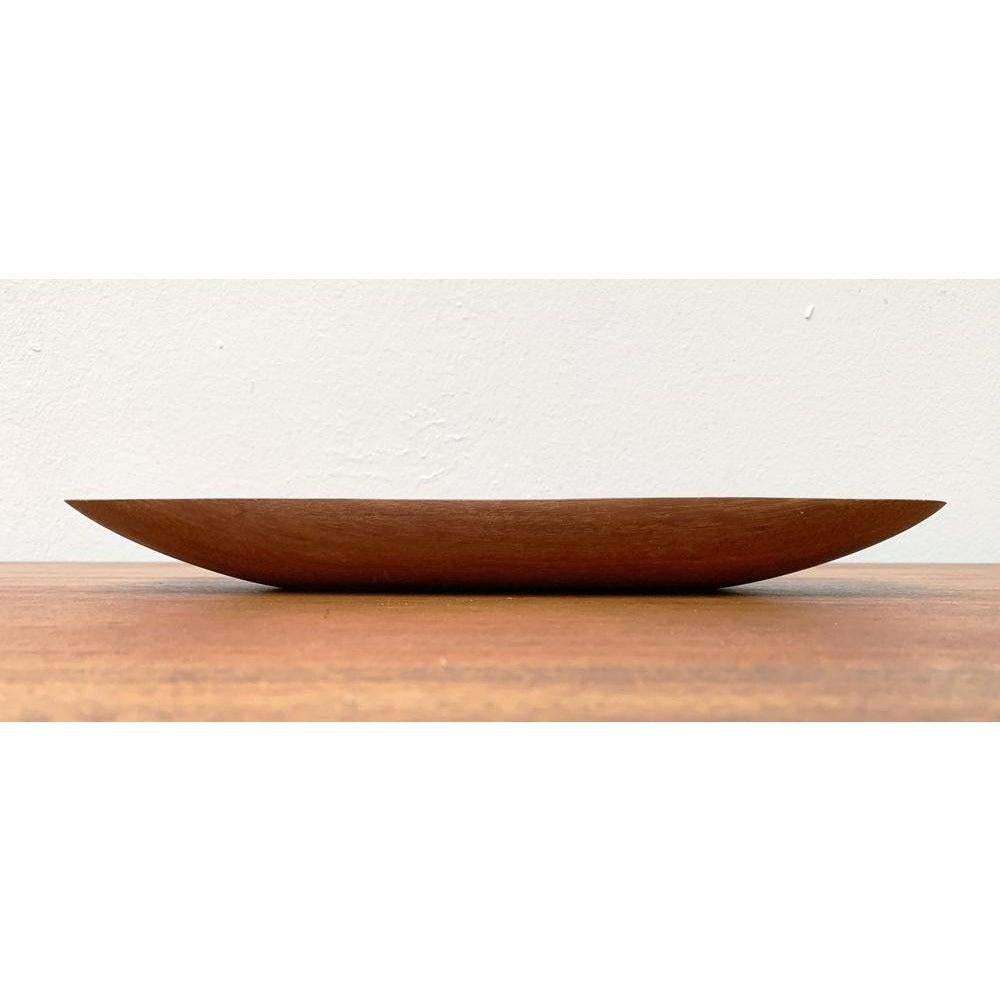 Mid-Century Danish Teak Bowl, 1960s, in Very Good conditions. Designed 1960 to 1969.

Additional information:
Materials: Teak
Color: Brown
Styles: Mid-Century Modern
Country of Origin: Denmark
Item Type: Vintage, Antique or Pre-owned
Dimensions: