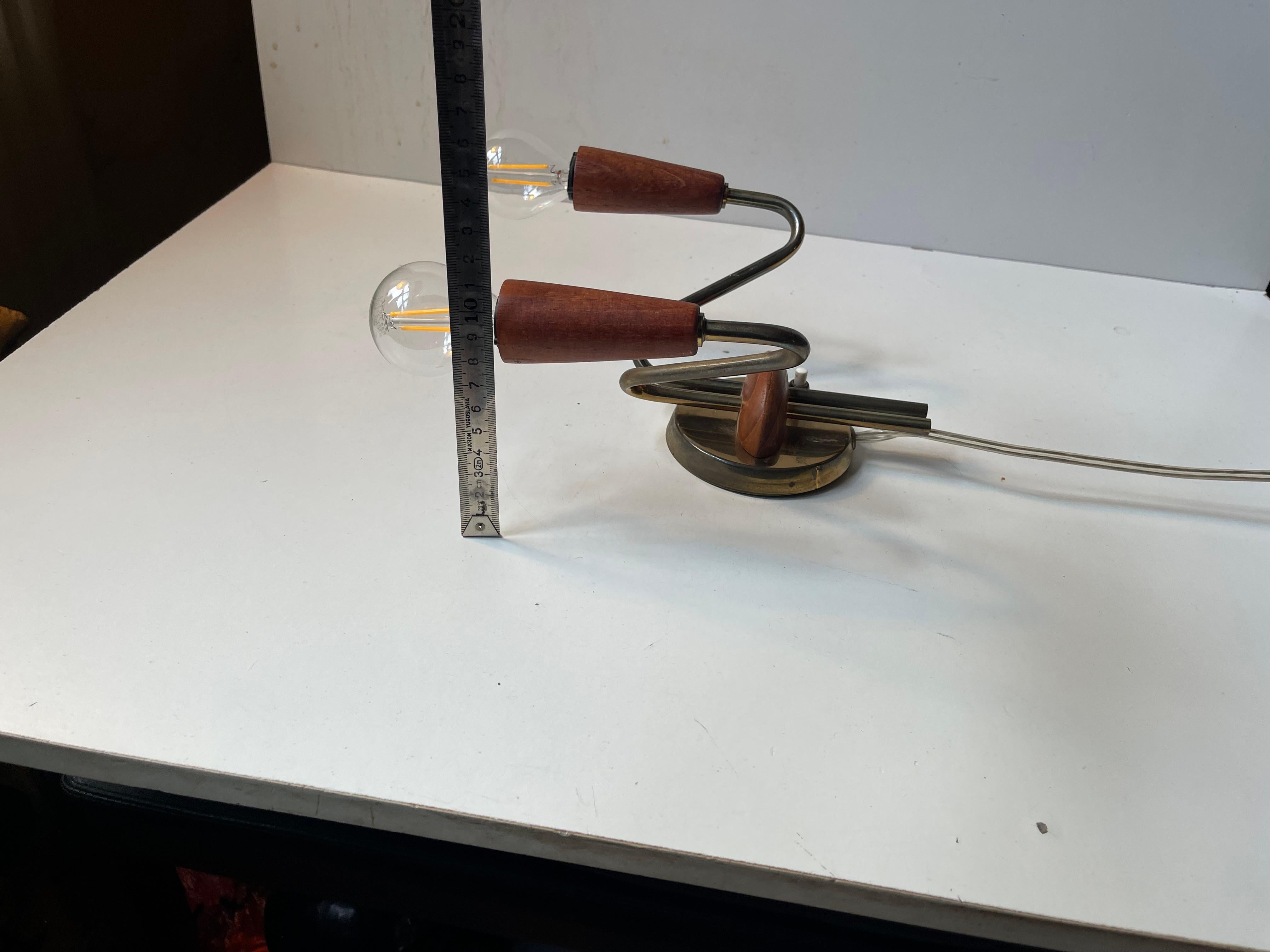 Aplique doble danés de teca y latón de mediados de siglo, años 50 en venta 3