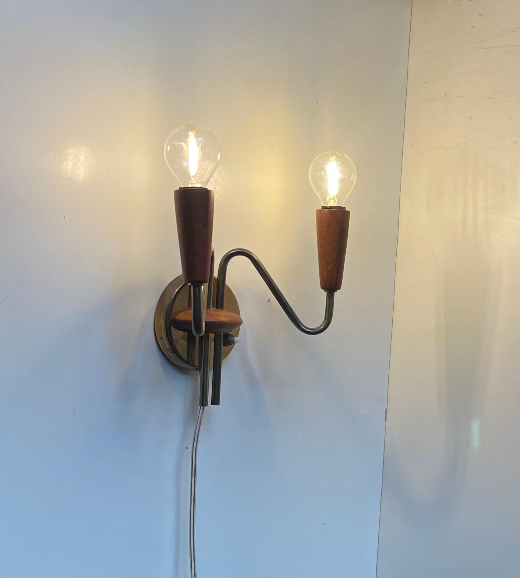 Aplique doble danés de teca y latón de mediados de siglo, años 50 en venta 4