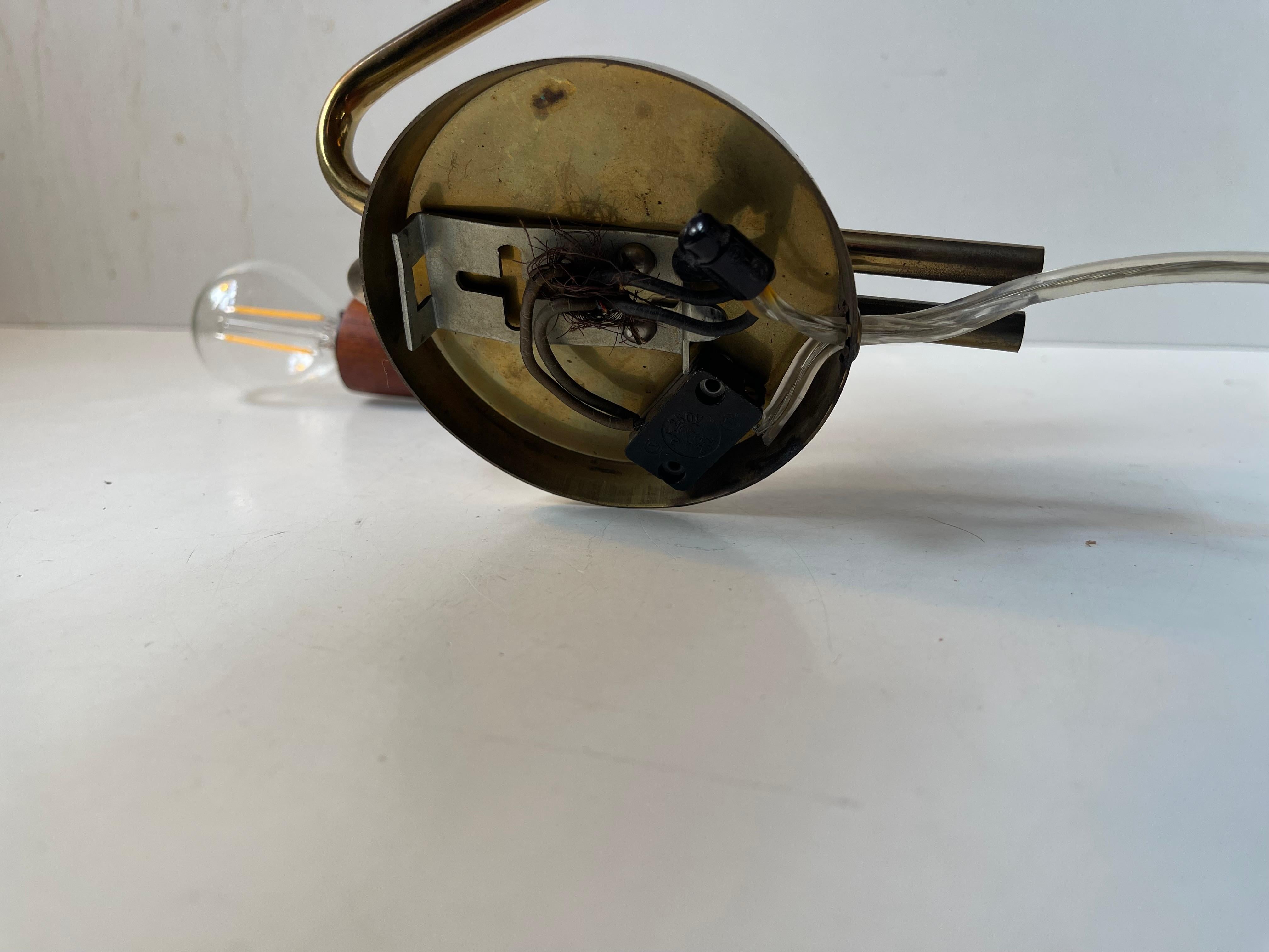 Aplique doble danés de teca y latón de mediados de siglo, años 50 en venta 5