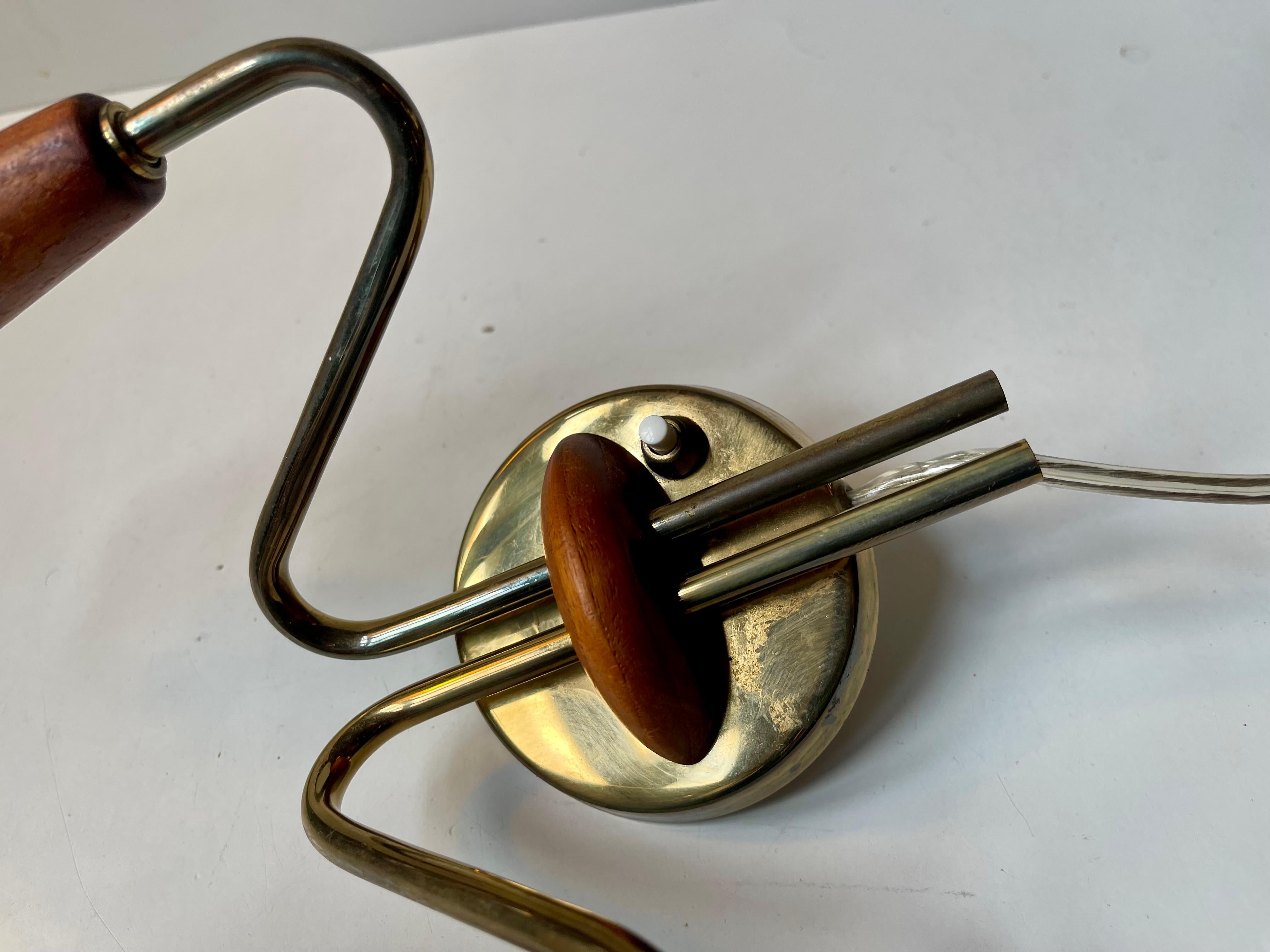 Aplique doble danés de teca y latón de mediados de siglo, años 50 Moderno de mediados de siglo en venta