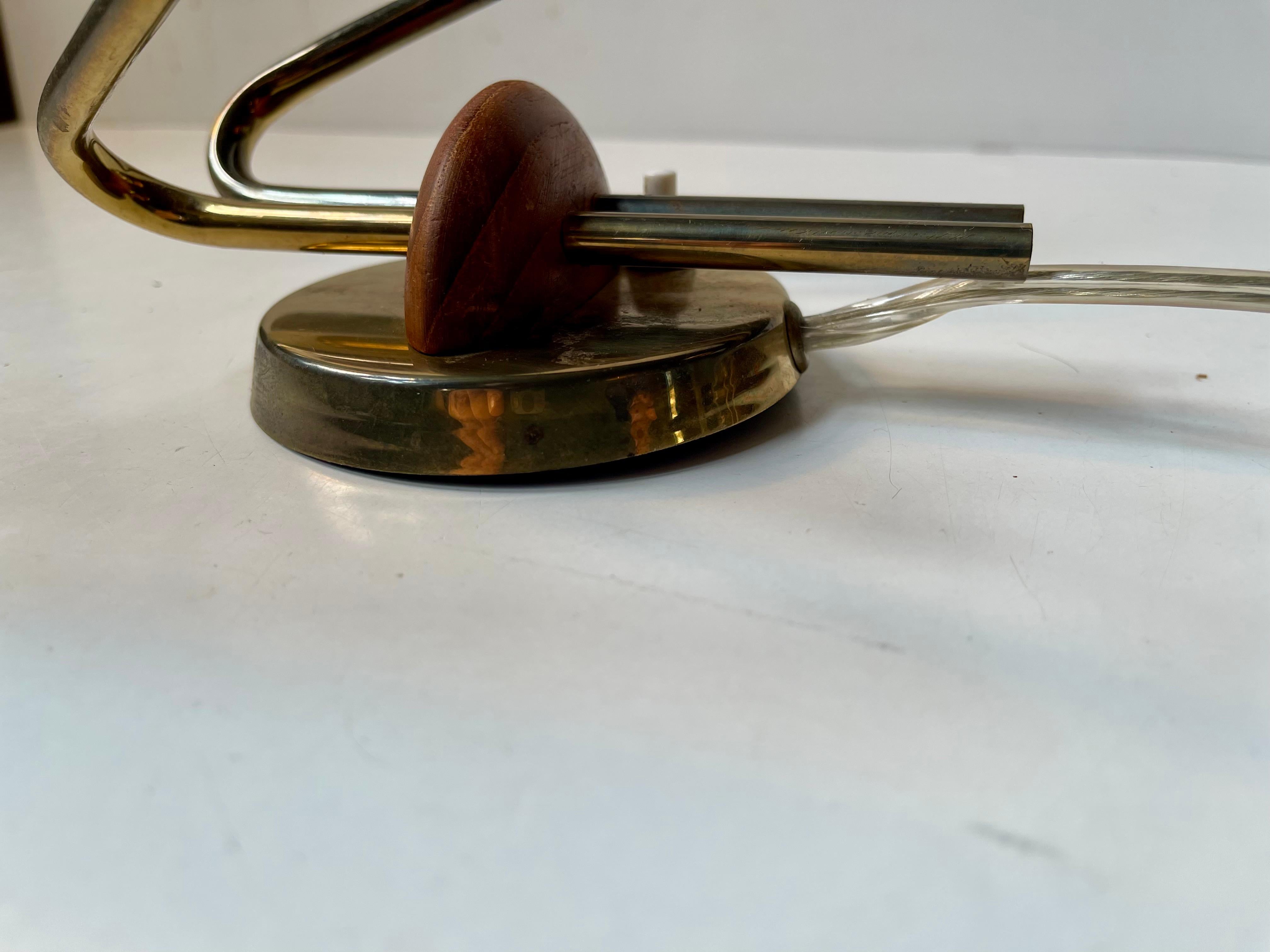 Aplique doble danés de teca y latón de mediados de siglo, años 50 Danés en venta