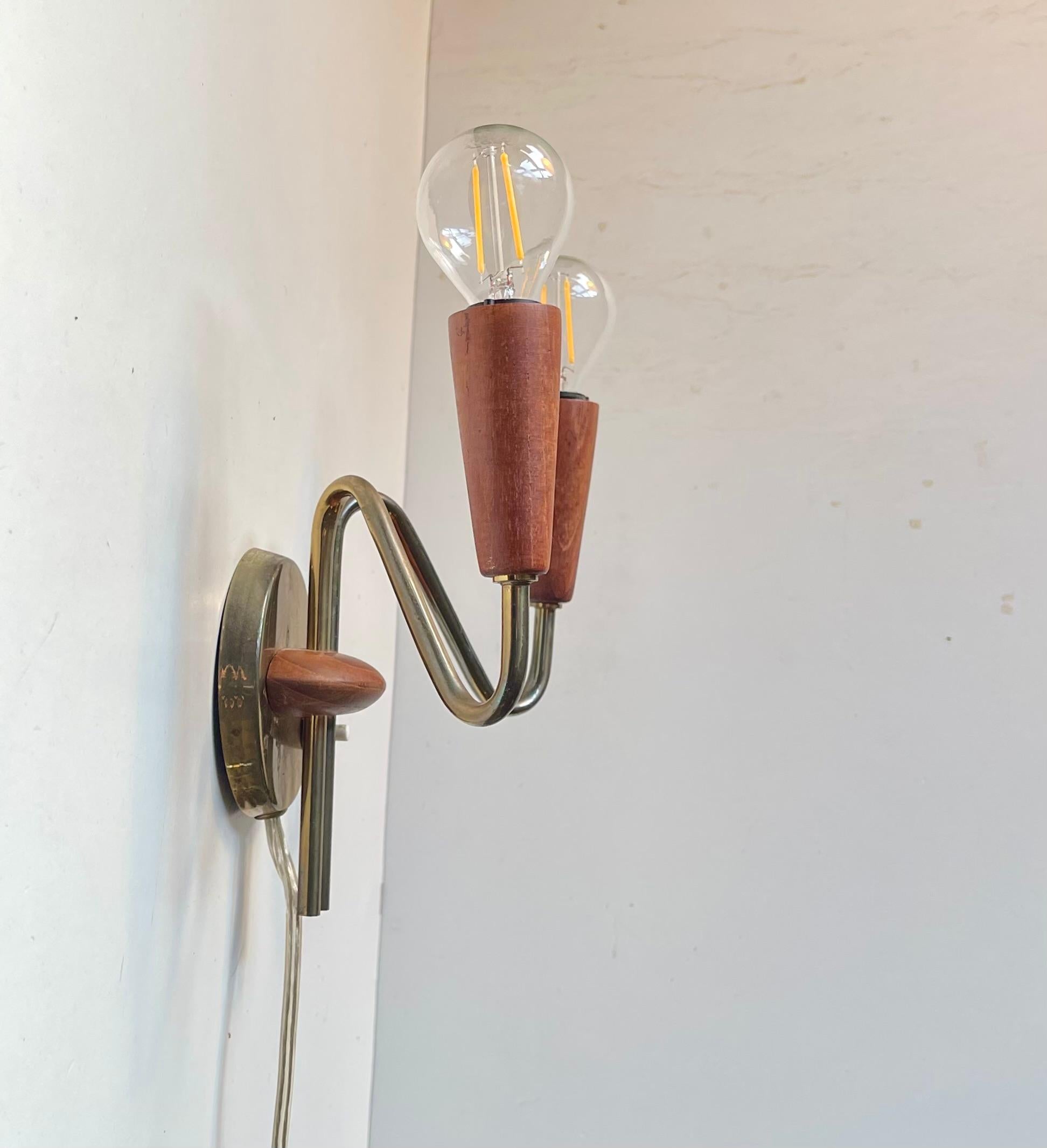 Aplique doble danés de teca y latón de mediados de siglo, años 50 en Bueno estado para la venta en Esbjerg, DK