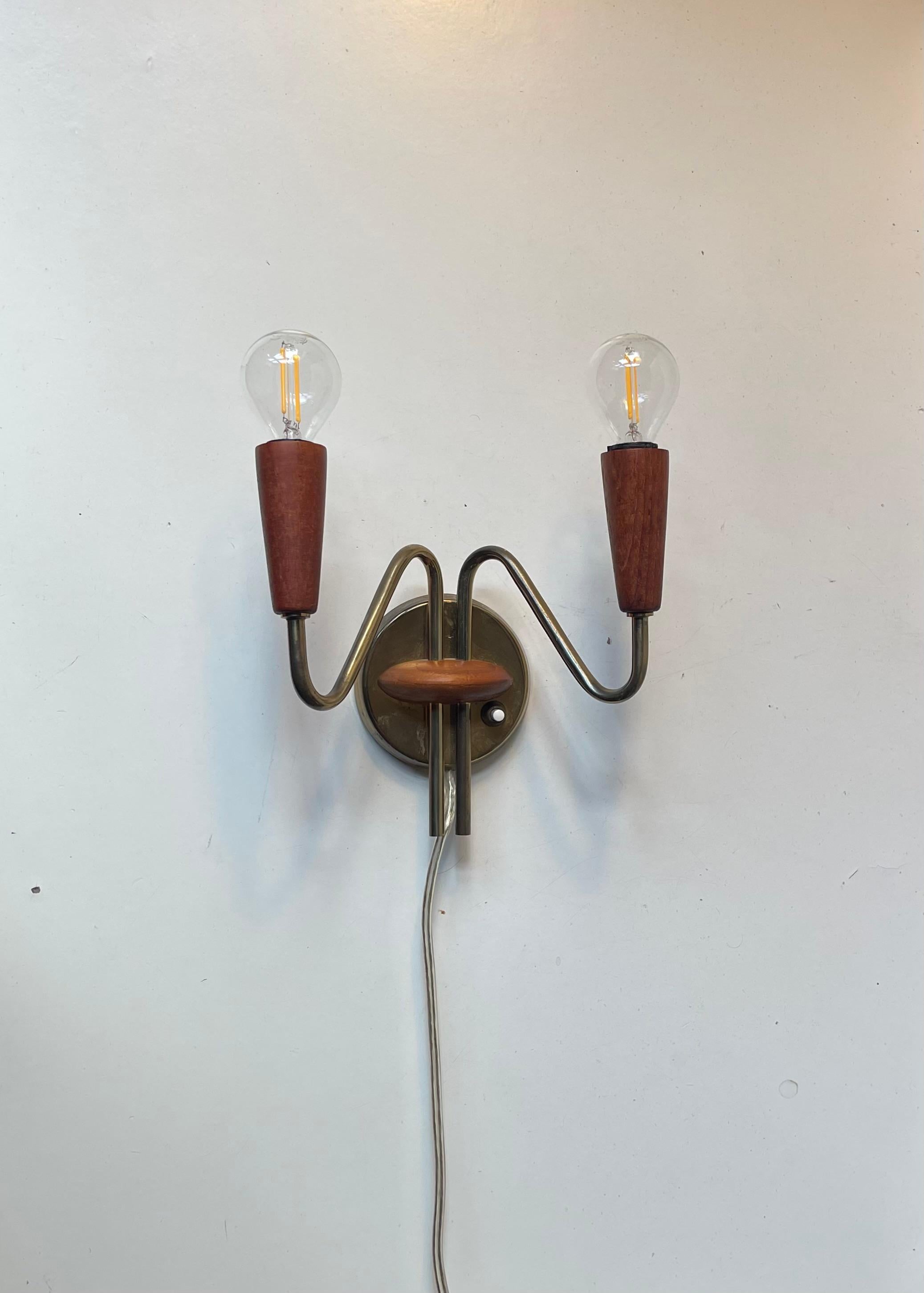 Aplique doble danés de teca y latón de mediados de siglo, años 50 siglo XX en venta