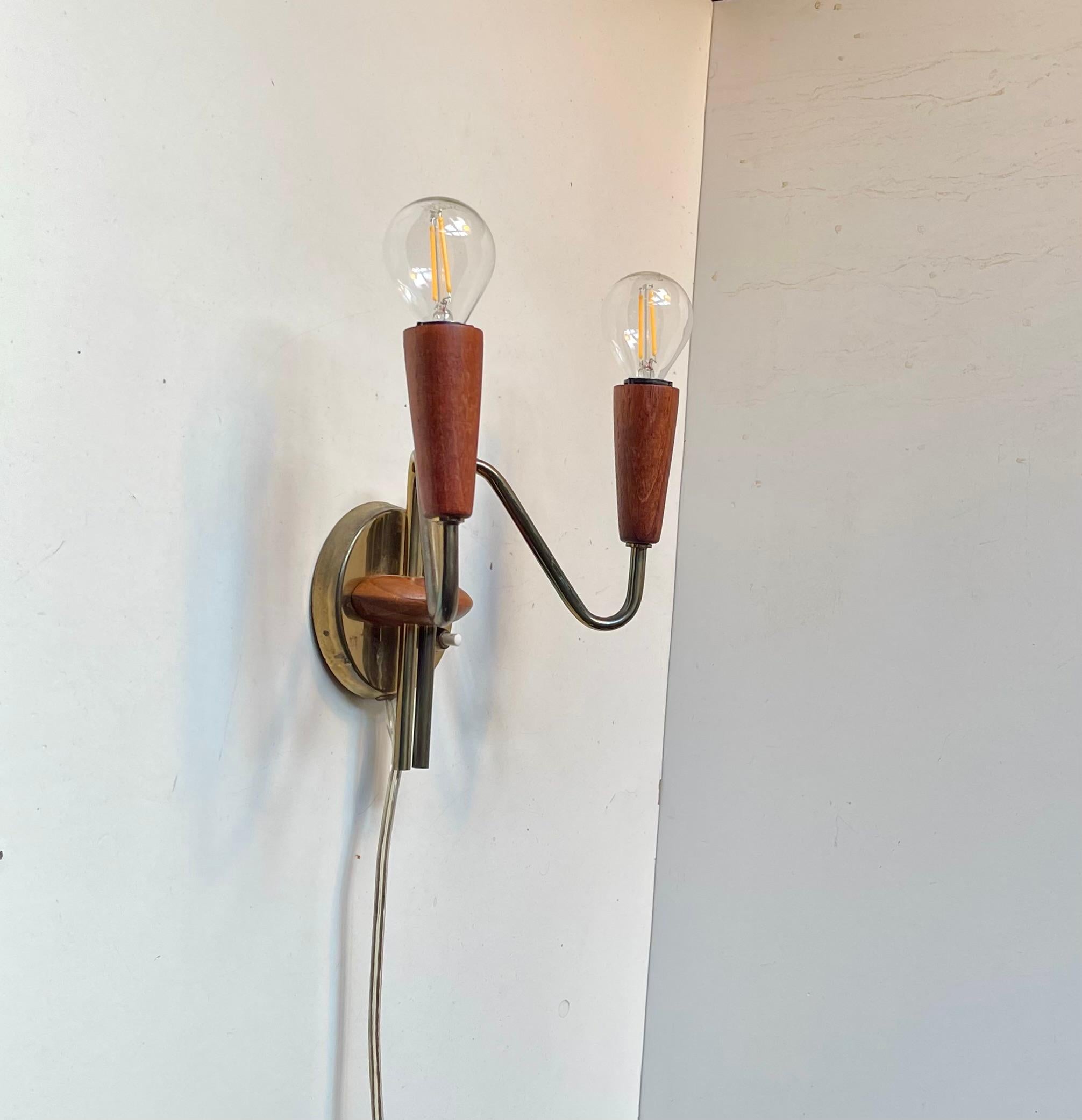 Aplique doble danés de teca y latón de mediados de siglo, años 50 Latón en venta