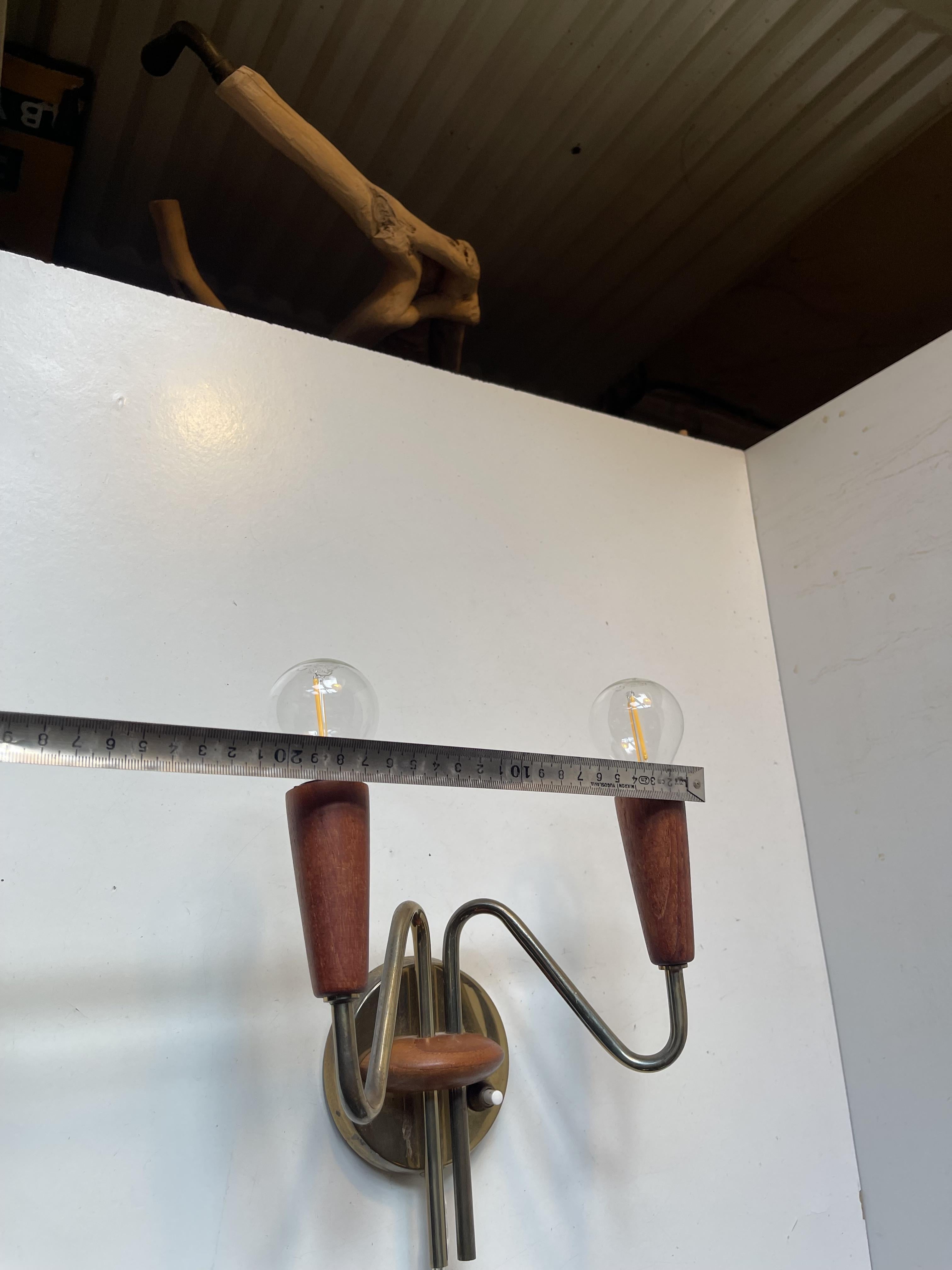 Aplique doble danés de teca y latón de mediados de siglo, años 50 en venta 2