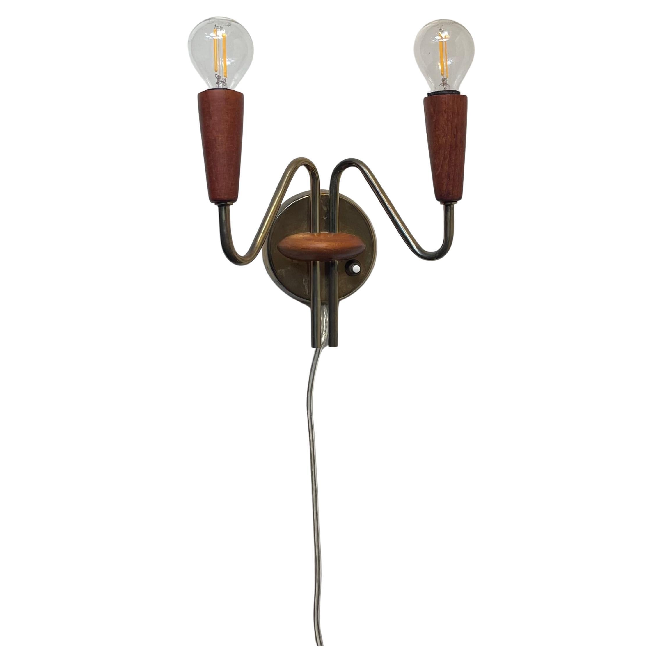 Double applique murale danoise du milieu du siècle en teck et laiton, années 1950