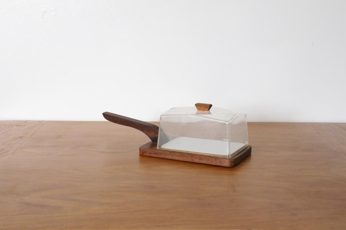 Dänisches Teakholz-Butter- oder Käsetablett aus der Mitte des Jahrhunderts mit Acryl-Deckel (Moderne der Mitte des Jahrhunderts) im Angebot