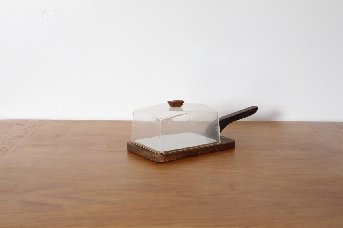 Dänisches Teakholz-Butter- oder Käsetablett aus der Mitte des Jahrhunderts mit Acryl-Deckel im Zustand „Gut“ im Angebot in Los Angeles, CA