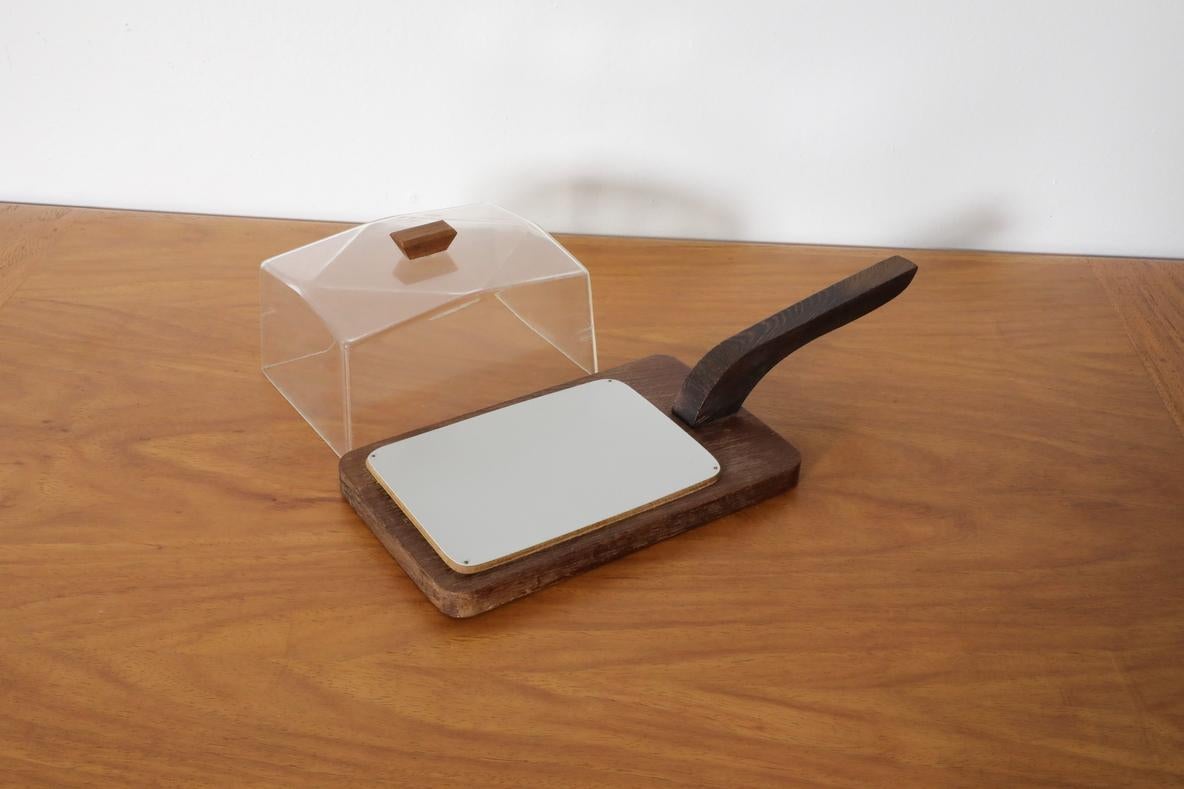 Dänisches Teakholz-Butter- oder Käsetablett aus der Mitte des Jahrhunderts mit Acryl-Deckel im Angebot 1