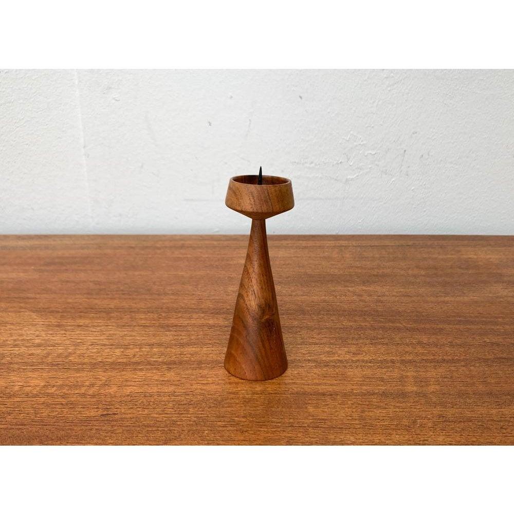 Portacandele in teak danese di metà secolo, anni '60, in ottime condizioni. Progettato dal 1960 al 1969

Informazioni aggiuntive:
Materiali: Teak
Stile: Medioevo Moderno
Paese di origine: Danimarca
Colore: marrone
Tipo di articolo: Vintage, Antico o