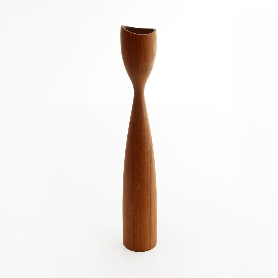 Candleholder produced in the 1960s in Denmark.
Shaped teak wood structure.
Good general conditions, some signs due to the usual use over time.

Dimensions: Diameter 4.5 cm, height 29 cm.

  