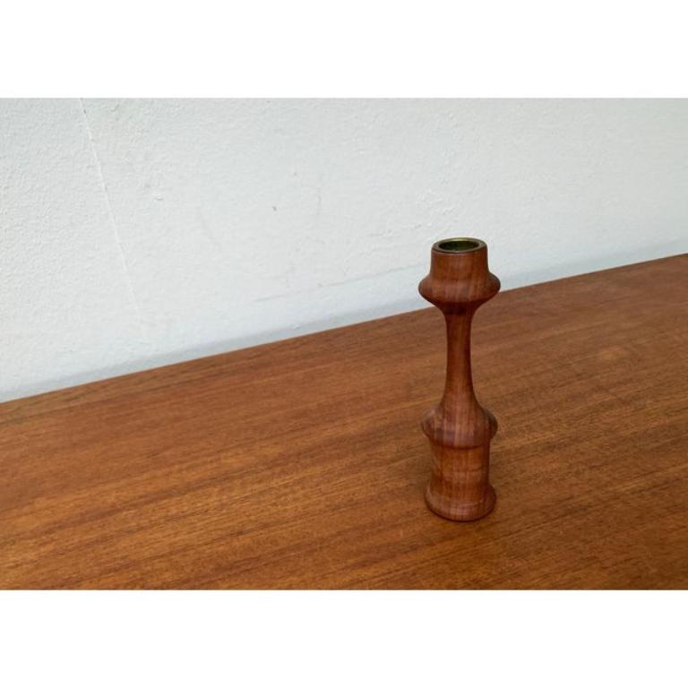 Portacandele in teak danese di metà secolo di Rasmussen Copenhagen, anni '60, in ottime condizioni. Progettato tra il 1960 e il 1969 Questo pezzo ha un marchio di attribuzione.

Informazioni aggiuntive:
Materiali: Ottone, Teak
Colore: marrone
Stili: