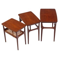 Tables gigognes danoises du milieu du siècle en teck et rotin par H M Møbler