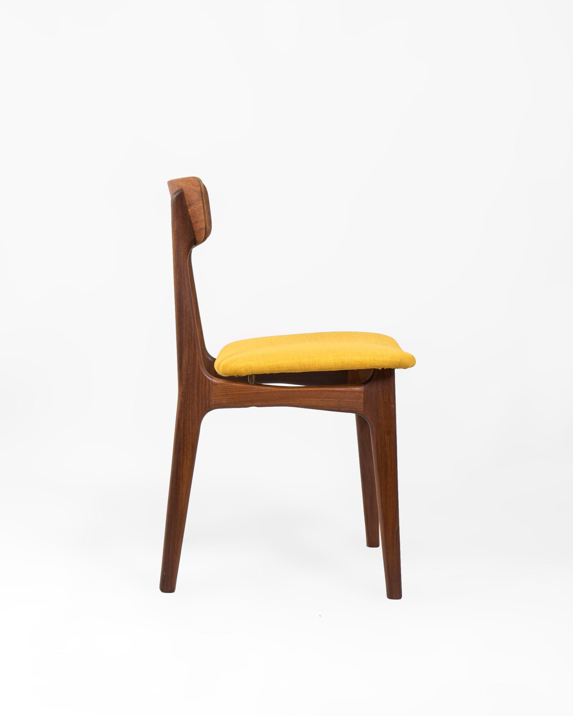 Silla danesa diseñada por Schiønning & Elgaard durante la década de los 1960’s. Estructura en madera de teca y respaldo en chapa de teca curvada. El asiento, tapizado en amarillo, se eleva con unos elegantes tacos de latón dorado.

Diseño