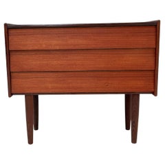 Commodes and Chests of Drawers