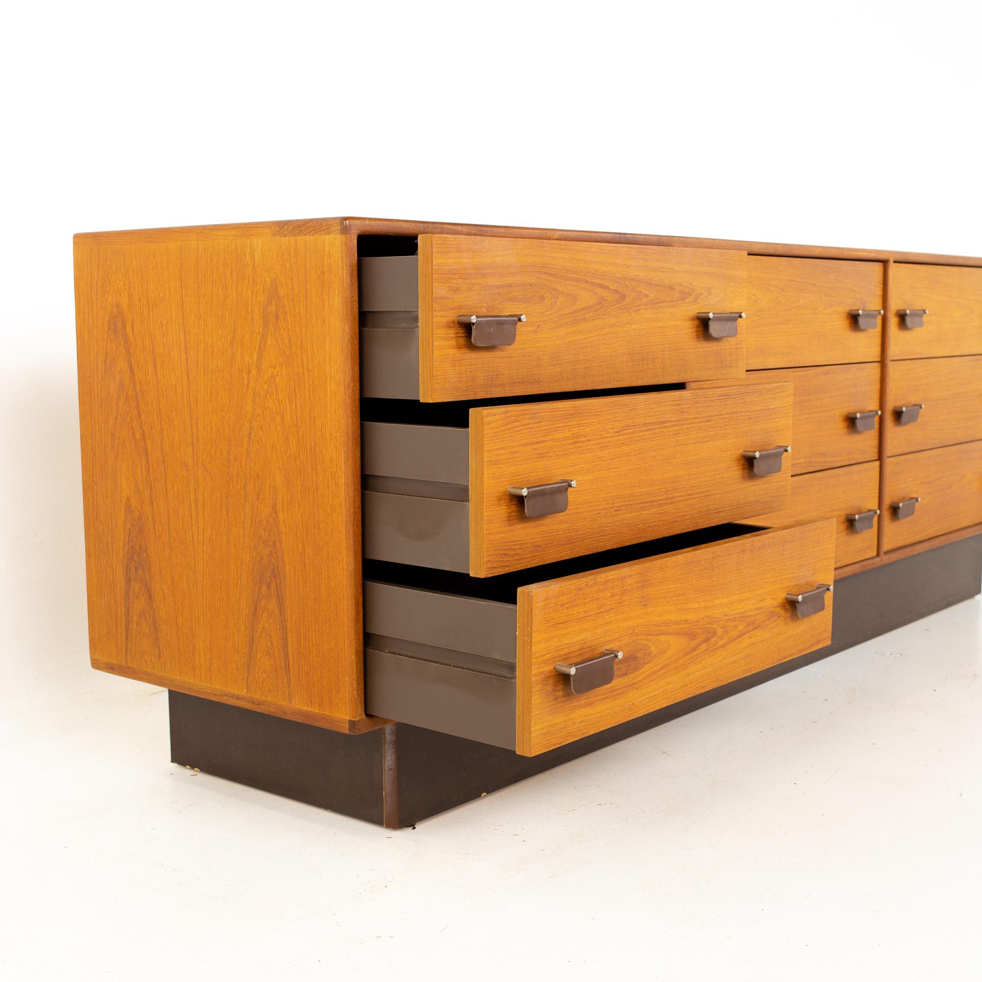 Mid Century Danish Teak, Chrome, and Leather 9 Drawer Lowboy Dresser In Good Condition In Countryside, IL
