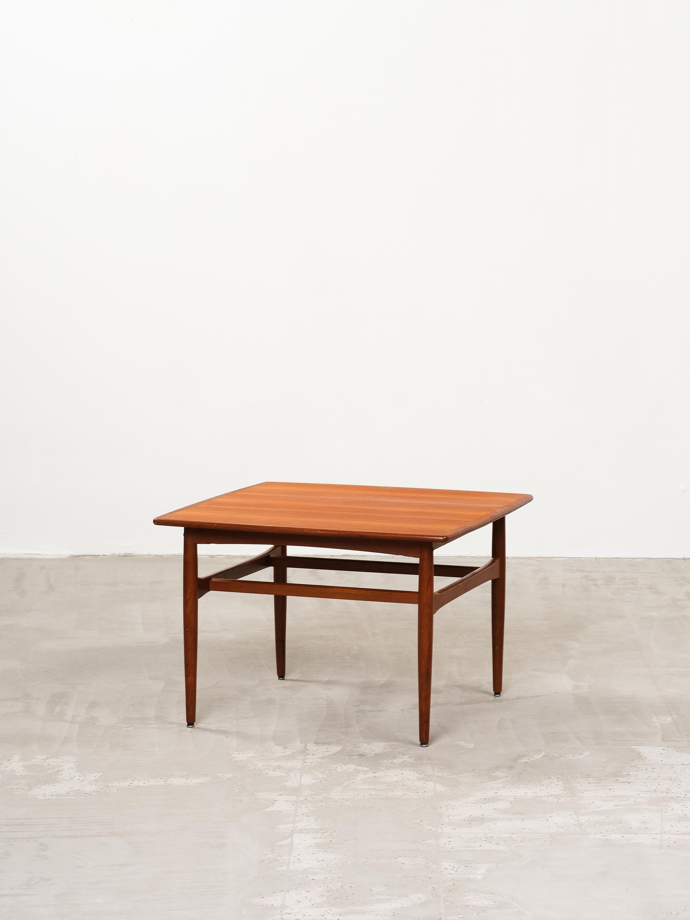 Table basse carrée en teck danois. Construction en bois massif - pieds et bords du plateau avec des détails raffinés. Très bon état vintage.