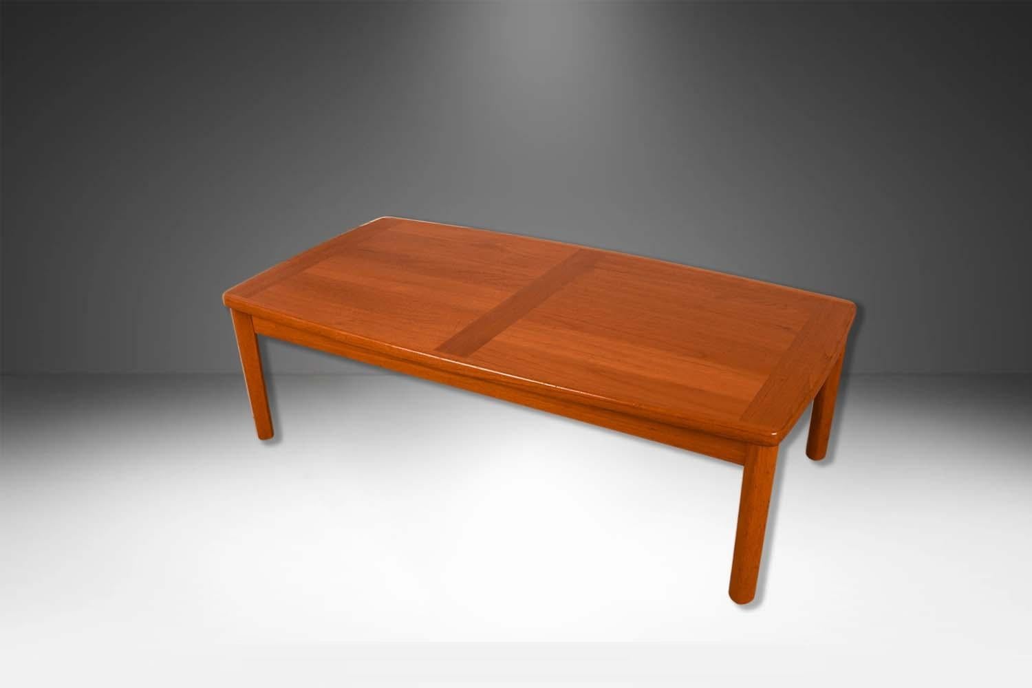 Exceptionnelle table basse rectangulaire en teck, Danish Modern, Mid-Century Modern, design Scandinavian vintage, teck par A. B. J. , fabriquée au Danemark. Le plateau rectangulaire présente une belle couleur teck riche et une texture de grain sur